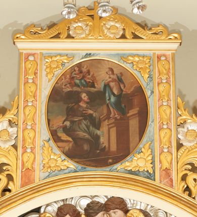 Zdjęcie nr 10: Nastawa ołtarzowa architektoniczna, jednoosiowa z bramkami, jednokondygnacyjna ze zwieńczeniem; na podwójnym cokole, zryzalitowanym w narożach. Ołtarz murowany, prostopadłościenny, w drewnianej obudowie; mensa drewniana. Antepedium proste, w formie leżącego prostokąta, obwiedzione profilowaną, złoconą ramą, w polu marmoryzowane. Tabernakulum w formie prostopadłościennej skrzynki o ściętych narożach z przodu, obite fakturowaną blachą zdobioną literami alfa i omega; w trójosiowej, drewnianej obudowie. Nad tabernakulum tron wystawienia w formie obrotowej niszy, z jednej strony zakończonej u góry wieńcem utworzonym z kwiatów i muszli, ujętej ramą utworzoną z wieńca laurowego, z glorią promienistą w polu i medalionem z napisem: „ŚWIĘTY, ŚWIETY, ŚWIĘTY”. Z drugiej strony przypominającą kaplicę kopułową z niszą z krucyfiksem, ujętą przez pilastry zdobione kampanulami; kopuła z płaskorzeźbionym przedstawieniem krzewu winnego grona i pęków zbóż. Osie boczne w formie aediculi flankowanych przez parę kolumienek, ustawionych na cokołach, dźwigających belkowanie. W prawej osi ustawiona niewielka figurka Matki Boskiej z Dzieciątkiem. Struktura ujęta uszami utworzonymi z liści akantu. 

Retabulum flankowane parą zdwojonych półfilarów, dźwigających pełne belkowanie z silnie wysuniętym gzymsem, nad polem głównym wyłamujące się w formę łuku odcinkowego oraz przerwany wolutowy przyczółek. Na osi podpór ustawione są pod kątem imposty, podtrzymywane przez płaskie muszle. W polu głównym kondygnacji obraz z przedstawieniem św. Katarzyny Aleksandryjskiej w prostokątnej, profilowanej ramie zamknięty łukiem półkolistym nadwieszonym, flankowany parą pilastrów o kapitelach kompozytowych i skręconych oraz spłaszczonych trzonach. Obraz ten stanowi zasuwę dla grupy Ukrzyżowania. Na kolejnych zasuwach obrazy: Najświętszego Serca Pana Jezusa w widzeniu św. Małgorzaty Marii Alacoque oraz papieża Jana Pawła II.
Cokoły dekorowane są płycinami z liśćmi akantu. Kondygnacja ujęta jest uszami utworzonymi z liści akantu i stylizowanej muszli. Trzony filarów zdobione są stylizowanymi kampanulami, a fryz dekorowany płycinami utworzonymi z liści akantu. Nad polem głównym zawieszone są cztery uskrzydlone główki anielskie pośród obłoków.

Zwieńczenie w formie stojącego prostokąta, ujęte parą lizen, zamknięte gzymsem i szczytem z krzyżem. W polu obraz w formie owalu z przedstawieniem św. Jakuba z Matką Boską z Pilar. Pole zwieńczenia ujęte jest spływami utworzonymi z liści akantu, wstęgi i rozetek kwiatowych; lizeny dekorowane kampanulami; w narożach pola dekoracja roślinna. Szczyt utworzony z krzyża ujętego spływami wolutowymi o wstędze przechodzącej w akant z dwiema rozetami kwiatowymi. Na przerwanym przyczółku siedzi para aniołków. Po bokach ołtarza bramki ujęte parami pilastrów na cokołach, podtrzymującymi belkowanie oraz przerwany przyczółek z cokołem pośrodku z figurami aniołów. Drzwi bramek w formie stojącego prostokąta zamkniętego łukiem półkolistym z płyciną zamkniętą łukiem półkolistym nadwieszonym w polu.
Struktura marmoryzowana w kolorze niebieskim, filary bladoróżowym; profile i ornamentyka złocone i srebrzone.
