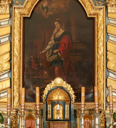 Zdjęcie nr 3: Nastawa ołtarzowa architektoniczna, jednoosiowa z bramkami, jednokondygnacyjna ze zwieńczeniem; na podwójnym cokole, zryzalitowanym w narożach. Ołtarz murowany, prostopadłościenny, w drewnianej obudowie; mensa drewniana. Antepedium proste, w formie leżącego prostokąta, obwiedzione profilowaną, złoconą ramą, w polu marmoryzowane. Tabernakulum w formie prostopadłościennej skrzynki o ściętych narożach z przodu, obite fakturowaną blachą zdobioną literami alfa i omega; w trójosiowej, drewnianej obudowie. Nad tabernakulum tron wystawienia w formie obrotowej niszy, z jednej strony zakończonej u góry wieńcem utworzonym z kwiatów i muszli, ujętej ramą utworzoną z wieńca laurowego, z glorią promienistą w polu i medalionem z napisem: „ŚWIĘTY, ŚWIETY, ŚWIĘTY”. Z drugiej strony przypominającą kaplicę kopułową z niszą z krucyfiksem, ujętą przez pilastry zdobione kampanulami; kopuła z płaskorzeźbionym przedstawieniem krzewu winnego grona i pęków zbóż. Osie boczne w formie aediculi flankowanych przez parę kolumienek, ustawionych na cokołach, dźwigających belkowanie. W prawej osi ustawiona niewielka figurka Matki Boskiej z Dzieciątkiem. Struktura ujęta uszami utworzonymi z liści akantu. 

Retabulum flankowane parą zdwojonych półfilarów, dźwigających pełne belkowanie z silnie wysuniętym gzymsem, nad polem głównym wyłamujące się w formę łuku odcinkowego oraz przerwany wolutowy przyczółek. Na osi podpór ustawione są pod kątem imposty, podtrzymywane przez płaskie muszle. W polu głównym kondygnacji obraz z przedstawieniem św. Katarzyny Aleksandryjskiej w prostokątnej, profilowanej ramie zamknięty łukiem półkolistym nadwieszonym, flankowany parą pilastrów o kapitelach kompozytowych i skręconych oraz spłaszczonych trzonach. Obraz ten stanowi zasuwę dla grupy Ukrzyżowania. Na kolejnych zasuwach obrazy: Najświętszego Serca Pana Jezusa w widzeniu św. Małgorzaty Marii Alacoque oraz papieża Jana Pawła II.
Cokoły dekorowane są płycinami z liśćmi akantu. Kondygnacja ujęta jest uszami utworzonymi z liści akantu i stylizowanej muszli. Trzony filarów zdobione są stylizowanymi kampanulami, a fryz dekorowany płycinami utworzonymi z liści akantu. Nad polem głównym zawieszone są cztery uskrzydlone główki anielskie pośród obłoków.

Zwieńczenie w formie stojącego prostokąta, ujęte parą lizen, zamknięte gzymsem i szczytem z krzyżem. W polu obraz w formie owalu z przedstawieniem św. Jakuba z Matką Boską z Pilar. Pole zwieńczenia ujęte jest spływami utworzonymi z liści akantu, wstęgi i rozetek kwiatowych; lizeny dekorowane kampanulami; w narożach pola dekoracja roślinna. Szczyt utworzony z krzyża ujętego spływami wolutowymi o wstędze przechodzącej w akant z dwiema rozetami kwiatowymi. Na przerwanym przyczółku siedzi para aniołków. Po bokach ołtarza bramki ujęte parami pilastrów na cokołach, podtrzymującymi belkowanie oraz przerwany przyczółek z cokołem pośrodku z figurami aniołów. Drzwi bramek w formie stojącego prostokąta zamkniętego łukiem półkolistym z płyciną zamkniętą łukiem półkolistym nadwieszonym w polu.
Struktura marmoryzowana w kolorze niebieskim, filary bladoróżowym; profile i ornamentyka złocone i srebrzone.
