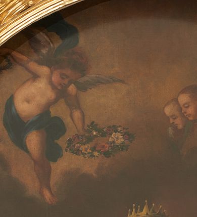 Zdjęcie nr 12: Nastawa ołtarzowa architektoniczna, jednoosiowa z bramkami, jednokondygnacyjna ze zwieńczeniem; na podwójnym cokole, zryzalitowanym w narożach. Ołtarz murowany, prostopadłościenny, w drewnianej obudowie; mensa drewniana. Antepedium proste, w formie leżącego prostokąta, obwiedzione profilowaną, złoconą ramą, w polu marmoryzowane. Tabernakulum w formie prostopadłościennej skrzynki o ściętych narożach z przodu, obite fakturowaną blachą zdobioną literami alfa i omega; w trójosiowej, drewnianej obudowie. Nad tabernakulum tron wystawienia w formie obrotowej niszy, z jednej strony zakończonej u góry wieńcem utworzonym z kwiatów i muszli, ujętej ramą utworzoną z wieńca laurowego, z glorią promienistą w polu i medalionem z napisem: „ŚWIĘTY, ŚWIETY, ŚWIĘTY”. Z drugiej strony przypominającą kaplicę kopułową z niszą z krucyfiksem, ujętą przez pilastry zdobione kampanulami; kopuła z płaskorzeźbionym przedstawieniem krzewu winnego grona i pęków zbóż. Osie boczne w formie aediculi flankowanych przez parę kolumienek, ustawionych na cokołach, dźwigających belkowanie. W prawej osi ustawiona niewielka figurka Matki Boskiej z Dzieciątkiem. Struktura ujęta uszami utworzonymi z liści akantu. 

Retabulum flankowane parą zdwojonych półfilarów, dźwigających pełne belkowanie z silnie wysuniętym gzymsem, nad polem głównym wyłamujące się w formę łuku odcinkowego oraz przerwany wolutowy przyczółek. Na osi podpór ustawione są pod kątem imposty, podtrzymywane przez płaskie muszle. W polu głównym kondygnacji obraz z przedstawieniem św. Katarzyny Aleksandryjskiej w prostokątnej, profilowanej ramie zamknięty łukiem półkolistym nadwieszonym, flankowany parą pilastrów o kapitelach kompozytowych i skręconych oraz spłaszczonych trzonach. Obraz ten stanowi zasuwę dla grupy Ukrzyżowania. Na kolejnych zasuwach obrazy: Najświętszego Serca Pana Jezusa w widzeniu św. Małgorzaty Marii Alacoque oraz papieża Jana Pawła II.
Cokoły dekorowane są płycinami z liśćmi akantu. Kondygnacja ujęta jest uszami utworzonymi z liści akantu i stylizowanej muszli. Trzony filarów zdobione są stylizowanymi kampanulami, a fryz dekorowany płycinami utworzonymi z liści akantu. Nad polem głównym zawieszone są cztery uskrzydlone główki anielskie pośród obłoków.

Zwieńczenie w formie stojącego prostokąta, ujęte parą lizen, zamknięte gzymsem i szczytem z krzyżem. W polu obraz w formie owalu z przedstawieniem św. Jakuba z Matką Boską z Pilar. Pole zwieńczenia ujęte jest spływami utworzonymi z liści akantu, wstęgi i rozetek kwiatowych; lizeny dekorowane kampanulami; w narożach pola dekoracja roślinna. Szczyt utworzony z krzyża ujętego spływami wolutowymi o wstędze przechodzącej w akant z dwiema rozetami kwiatowymi. Na przerwanym przyczółku siedzi para aniołków. Po bokach ołtarza bramki ujęte parami pilastrów na cokołach, podtrzymującymi belkowanie oraz przerwany przyczółek z cokołem pośrodku z figurami aniołów. Drzwi bramek w formie stojącego prostokąta zamkniętego łukiem półkolistym z płyciną zamkniętą łukiem półkolistym nadwieszonym w polu.
Struktura marmoryzowana w kolorze niebieskim, filary bladoróżowym; profile i ornamentyka złocone i srebrzone.
