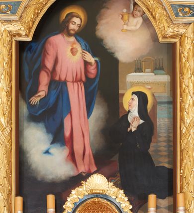 Zdjęcie nr 9: Nastawa ołtarzowa architektoniczna, jednoosiowa z bramkami, jednokondygnacyjna ze zwieńczeniem; na podwójnym cokole, zryzalitowanym w narożach. Ołtarz murowany, prostopadłościenny, w drewnianej obudowie; mensa drewniana. Antepedium proste, w formie leżącego prostokąta, obwiedzione profilowaną, złoconą ramą, w polu marmoryzowane. Tabernakulum w formie prostopadłościennej skrzynki o ściętych narożach z przodu, obite fakturowaną blachą zdobioną literami alfa i omega; w trójosiowej, drewnianej obudowie. Nad tabernakulum tron wystawienia w formie obrotowej niszy, z jednej strony zakończonej u góry wieńcem utworzonym z kwiatów i muszli, ujętej ramą utworzoną z wieńca laurowego, z glorią promienistą w polu i medalionem z napisem: „ŚWIĘTY, ŚWIETY, ŚWIĘTY”. Z drugiej strony przypominającą kaplicę kopułową z niszą z krucyfiksem, ujętą przez pilastry zdobione kampanulami; kopuła z płaskorzeźbionym przedstawieniem krzewu winnego grona i pęków zbóż. Osie boczne w formie aediculi flankowanych przez parę kolumienek, ustawionych na cokołach, dźwigających belkowanie. W prawej osi ustawiona niewielka figurka Matki Boskiej z Dzieciątkiem. Struktura ujęta uszami utworzonymi z liści akantu. 

Retabulum flankowane parą zdwojonych półfilarów, dźwigających pełne belkowanie z silnie wysuniętym gzymsem, nad polem głównym wyłamujące się w formę łuku odcinkowego oraz przerwany wolutowy przyczółek. Na osi podpór ustawione są pod kątem imposty, podtrzymywane przez płaskie muszle. W polu głównym kondygnacji obraz z przedstawieniem św. Katarzyny Aleksandryjskiej w prostokątnej, profilowanej ramie zamknięty łukiem półkolistym nadwieszonym, flankowany parą pilastrów o kapitelach kompozytowych i skręconych oraz spłaszczonych trzonach. Obraz ten stanowi zasuwę dla grupy Ukrzyżowania. Na kolejnych zasuwach obrazy: Najświętszego Serca Pana Jezusa w widzeniu św. Małgorzaty Marii Alacoque oraz papieża Jana Pawła II.
Cokoły dekorowane są płycinami z liśćmi akantu. Kondygnacja ujęta jest uszami utworzonymi z liści akantu i stylizowanej muszli. Trzony filarów zdobione są stylizowanymi kampanulami, a fryz dekorowany płycinami utworzonymi z liści akantu. Nad polem głównym zawieszone są cztery uskrzydlone główki anielskie pośród obłoków.

Zwieńczenie w formie stojącego prostokąta, ujęte parą lizen, zamknięte gzymsem i szczytem z krzyżem. W polu obraz w formie owalu z przedstawieniem św. Jakuba z Matką Boską z Pilar. Pole zwieńczenia ujęte jest spływami utworzonymi z liści akantu, wstęgi i rozetek kwiatowych; lizeny dekorowane kampanulami; w narożach pola dekoracja roślinna. Szczyt utworzony z krzyża ujętego spływami wolutowymi o wstędze przechodzącej w akant z dwiema rozetami kwiatowymi. Na przerwanym przyczółku siedzi para aniołków. Po bokach ołtarza bramki ujęte parami pilastrów na cokołach, podtrzymującymi belkowanie oraz przerwany przyczółek z cokołem pośrodku z figurami aniołów. Drzwi bramek w formie stojącego prostokąta zamkniętego łukiem półkolistym z płyciną zamkniętą łukiem półkolistym nadwieszonym w polu.
Struktura marmoryzowana w kolorze niebieskim, filary bladoróżowym; profile i ornamentyka złocone i srebrzone.
