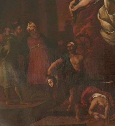 Zdjęcie nr 3: Obraz w prostokątnej, profilowanej ramie od góry zamkniętej łukiem nadwieszonym, przedstawiający św. Katarzynę Aleksandryjską, zwróconą trzy czwarte w prawo. Święta w prawej dłoni trzyma palmę męczeństwa, lewą wspiera się na rękojeści miecza. Twarz owalna o wyraźnych, linearnych rysach, dużych i brązowych oczach oraz długim nosie; na szyi sznur pereł, na uszach kolczyki. Ubrana jest w białą koszulę z długimi rękawami, niebieską tunikę ozdobioną złotą lamówką i przepasaną złotym pasem z ozdobną klamrą w formie rozety. Spod tuniki wystaje czerwona, długa suknia. Na lewe ramie ma narzucony czerwony płaszcz, luźno spływający na ziemię. Na głowie jest korona otwarta, od której z prawej strony spływa biały welon zdobiony w niebieskie paski. U stóp świętej, po lewej stronie obrazu leżą: korona zamknięta, topór i gałązka białej lilii. Święta przedstawiona jest na tle gładkiej kolumny na wysokim cokole, o który wsparte jest koło. Po przeciwnej stronie obrazu ukazani są trzej, pomniejszeni, dyskutujący filozofowie. Obok, również miniaturowa, scena przedstawiająca ścięcie św. Katarzyny. W oddali widoczne płonące koło. W górnej części obrazu są rozstępujące się niebiosa z aniołkiem trzymającym w dłoniach dwa wieńce; obok pary główek anielskich. Kolorystyka stonowana, ciepła, z przewagą brązów. Na odwrociu napis: „Obraz ten fundował ks(iądz) Michał Wawrzynowski Proboszcz w Nowym Targu Poświęciż był Jego / Em(inencja) Kardynał Książe Biskup Krakowski Albin Dunajeski / Kraków r(oku) p(ańskiego) 1892 Malował / Wł(adysław) Rossowski”.