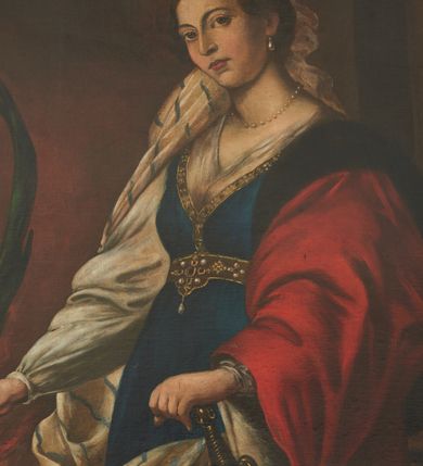 Zdjęcie nr 2: Obraz w prostokątnej, profilowanej ramie od góry zamkniętej łukiem nadwieszonym, przedstawiający św. Katarzynę Aleksandryjską, zwróconą trzy czwarte w prawo. Święta w prawej dłoni trzyma palmę męczeństwa, lewą wspiera się na rękojeści miecza. Twarz owalna o wyraźnych, linearnych rysach, dużych i brązowych oczach oraz długim nosie; na szyi sznur pereł, na uszach kolczyki. Ubrana jest w białą koszulę z długimi rękawami, niebieską tunikę ozdobioną złotą lamówką i przepasaną złotym pasem z ozdobną klamrą w formie rozety. Spod tuniki wystaje czerwona, długa suknia. Na lewe ramie ma narzucony czerwony płaszcz, luźno spływający na ziemię. Na głowie jest korona otwarta, od której z prawej strony spływa biały welon zdobiony w niebieskie paski. U stóp świętej, po lewej stronie obrazu leżą: korona zamknięta, topór i gałązka białej lilii. Święta przedstawiona jest na tle gładkiej kolumny na wysokim cokole, o który wsparte jest koło. Po przeciwnej stronie obrazu ukazani są trzej, pomniejszeni, dyskutujący filozofowie. Obok, również miniaturowa, scena przedstawiająca ścięcie św. Katarzyny. W oddali widoczne płonące koło. W górnej części obrazu są rozstępujące się niebiosa z aniołkiem trzymającym w dłoniach dwa wieńce; obok pary główek anielskich. Kolorystyka stonowana, ciepła, z przewagą brązów. Na odwrociu napis: „Obraz ten fundował ks(iądz) Michał Wawrzynowski Proboszcz w Nowym Targu Poświęciż był Jego / Em(inencja) Kardynał Książe Biskup Krakowski Albin Dunajeski / Kraków r(oku) p(ańskiego) 1892 Malował / Wł(adysław) Rossowski”.