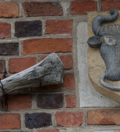 Zdjęcie nr 109: Kościół murowany z cegły, z użyciem zendrówki, na wysokim podmurowaniu z kamienia łupanego, jednonawowy, orientowany. 
Prezbiterium i nawa na planie prostokątów, nawa szersza i dłuższa od prezbiterium. Zakrystia na rzucie wydłużonego prostokąta przylega do wschodniej ściany prezbiterium, występując poza mury nawy. Prezbiterium od wschodu ujęte w narożach dwiema ukośnymi szkarpami, od południa jedną prostopadłą. Przy południowej ścianie nawy kruchta na planie kwadratu. Nawa w narożach ujęta szkarpami, od wschodu dwiema prostopadłymi, od zachodu ukośnymi. 
Prezbiterium dwuprzęsłowe, nakryte sklepieniem krzyżowo-żebrowym. Na zwornikach dwie tarcze z herbami Trzy Korony i Wieniawa. Zakrystia sklepiona kolebkowo. Nawa nakryta drewnianym stropem z kasetonami i rozetami. Kruchta sklepiona krzyżowo-żebrowo ze zwornikiem z tarczą z herbem Wieniawa. Otwór tęczowy w formie stojącego prostokąta zamkniętego łukiem ostrym. W zachodniej części nawy drewniany parapet chóru muzycznego wsparty na dwóch filarach. 
Fasada w jednej trzeciej wysokości odcięta kamiennym gzymsem kapnikowym, zakończona jodełkowym fryzem w partii muru, zwieńczona trójkątnym szczytem. Mur dekorowany zendrówką ułożoną „w zęby”, w partii szczytu w układzie rombowym. Na osi kamienny ostrołukowy portal o schodkowym nadprożu, dekorowanym krzyżującym się laskowaniem; węgary gładkie w jednej trzeciej wysokości przechodzące w piramidki i profilowanie powyżej. Nad portalem kamienna kwadratowa tablica, ujęta kamiennym obramieniem z tarczą z herbem Wieniawa. Ponad nią, na osi okulus w kamiennym obramieniu. 
Elewacje północna i południowa w części nawy w jednej trzeciej wysokości przedzielone kamiennym gzymsem kapnikowym, na zakończeniu ścian z gzymsem wieńczącym. Mur dekorowany zendrówką w układzie rombowym. Na elewacji południowej cztery okna w formie wydłużonego, stojącego prostokąta zamkniętego łukiem ostrym, w kamiennych obramieniach, podzielone laskowaniem. Południowa ściana prezbiterium zakończona gzymsem wieńczącym, w górnej części muru dekorowana zendrówką ułożoną „w zęby”. 
Szkarpy opinające nawę uskokowe, zwężające się ku górze, nakryte daszkami pulpitowymi. Szkarpy opinające prezbiterium nakryte daszkami pulpitowymi, podzielone gzymsami kapnikowymi. 
Kruchta od strony wschodniej i zachodniej podzielona kamiennym gzymsem kapnikowym, od południa zakończona gzymsem wieńczącym. Na ścianie południowej kruchty kamienny, ostrołukowy portal, o schodkowym nadprożu, dekorowanym krzyżującym się laskowaniem; węgary gładkie, w jednej trzeciej wysokości przechodzące w piramidki i profilowanie powyżej. Nad portalem kamienna tarcza z herbem Wieniawa. 
Elewacja wschodnia zwieńczona trójkątnym szczytem, w którego partii mur dekorowany jest zendrówką w układzie rombowym. Na osi okno w formie wydłużonego, stojącego prostokąta zamkniętego łukiem ostrym, w kamiennym obramieniu, zamurowane w trzech piątych wysokości, zakończone daszkiem pulpitowym. W dolnej części okna znajduje się ogrójec. 
Nawa i prezbiterium nakryte osobnymi blaszanymi dachami dwuspadowymi, kruchta i zakrystia pulpitowymi. Nad nawą blaszana wieżyczka na sygnaturkę z latarnią i hełmem baniastym.





