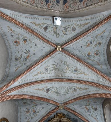 Zdjęcie nr 72: Kościół murowany z cegły, z użyciem zendrówki, na wysokim podmurowaniu z kamienia łupanego, jednonawowy, orientowany. 
Prezbiterium i nawa na planie prostokątów, nawa szersza i dłuższa od prezbiterium. Zakrystia na rzucie wydłużonego prostokąta przylega do wschodniej ściany prezbiterium, występując poza mury nawy. Prezbiterium od wschodu ujęte w narożach dwiema ukośnymi szkarpami, od południa jedną prostopadłą. Przy południowej ścianie nawy kruchta na planie kwadratu. Nawa w narożach ujęta szkarpami, od wschodu dwiema prostopadłymi, od zachodu ukośnymi. 
Prezbiterium dwuprzęsłowe, nakryte sklepieniem krzyżowo-żebrowym. Na zwornikach dwie tarcze z herbami Trzy Korony i Wieniawa. Zakrystia sklepiona kolebkowo. Nawa nakryta drewnianym stropem z kasetonami i rozetami. Kruchta sklepiona krzyżowo-żebrowo ze zwornikiem z tarczą z herbem Wieniawa. Otwór tęczowy w formie stojącego prostokąta zamkniętego łukiem ostrym. W zachodniej części nawy drewniany parapet chóru muzycznego wsparty na dwóch filarach. 
Fasada w jednej trzeciej wysokości odcięta kamiennym gzymsem kapnikowym, zakończona jodełkowym fryzem w partii muru, zwieńczona trójkątnym szczytem. Mur dekorowany zendrówką ułożoną „w zęby”, w partii szczytu w układzie rombowym. Na osi kamienny ostrołukowy portal o schodkowym nadprożu, dekorowanym krzyżującym się laskowaniem; węgary gładkie w jednej trzeciej wysokości przechodzące w piramidki i profilowanie powyżej. Nad portalem kamienna kwadratowa tablica, ujęta kamiennym obramieniem z tarczą z herbem Wieniawa. Ponad nią, na osi okulus w kamiennym obramieniu. 
Elewacje północna i południowa w części nawy w jednej trzeciej wysokości przedzielone kamiennym gzymsem kapnikowym, na zakończeniu ścian z gzymsem wieńczącym. Mur dekorowany zendrówką w układzie rombowym. Na elewacji południowej cztery okna w formie wydłużonego, stojącego prostokąta zamkniętego łukiem ostrym, w kamiennych obramieniach, podzielone laskowaniem. Południowa ściana prezbiterium zakończona gzymsem wieńczącym, w górnej części muru dekorowana zendrówką ułożoną „w zęby”. 
Szkarpy opinające nawę uskokowe, zwężające się ku górze, nakryte daszkami pulpitowymi. Szkarpy opinające prezbiterium nakryte daszkami pulpitowymi, podzielone gzymsami kapnikowymi. 
Kruchta od strony wschodniej i zachodniej podzielona kamiennym gzymsem kapnikowym, od południa zakończona gzymsem wieńczącym. Na ścianie południowej kruchty kamienny, ostrołukowy portal, o schodkowym nadprożu, dekorowanym krzyżującym się laskowaniem; węgary gładkie, w jednej trzeciej wysokości przechodzące w piramidki i profilowanie powyżej. Nad portalem kamienna tarcza z herbem Wieniawa. 
Elewacja wschodnia zwieńczona trójkątnym szczytem, w którego partii mur dekorowany jest zendrówką w układzie rombowym. Na osi okno w formie wydłużonego, stojącego prostokąta zamkniętego łukiem ostrym, w kamiennym obramieniu, zamurowane w trzech piątych wysokości, zakończone daszkiem pulpitowym. W dolnej części okna znajduje się ogrójec. 
Nawa i prezbiterium nakryte osobnymi blaszanymi dachami dwuspadowymi, kruchta i zakrystia pulpitowymi. Nad nawą blaszana wieżyczka na sygnaturkę z latarnią i hełmem baniastym.





