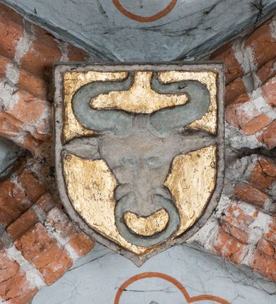 Zdjęcie nr 75: Kościół murowany z cegły, z użyciem zendrówki, na wysokim podmurowaniu z kamienia łupanego, jednonawowy, orientowany. 
Prezbiterium i nawa na planie prostokątów, nawa szersza i dłuższa od prezbiterium. Zakrystia na rzucie wydłużonego prostokąta przylega do wschodniej ściany prezbiterium, występując poza mury nawy. Prezbiterium od wschodu ujęte w narożach dwiema ukośnymi szkarpami, od południa jedną prostopadłą. Przy południowej ścianie nawy kruchta na planie kwadratu. Nawa w narożach ujęta szkarpami, od wschodu dwiema prostopadłymi, od zachodu ukośnymi. 
Prezbiterium dwuprzęsłowe, nakryte sklepieniem krzyżowo-żebrowym. Na zwornikach dwie tarcze z herbami Trzy Korony i Wieniawa. Zakrystia sklepiona kolebkowo. Nawa nakryta drewnianym stropem z kasetonami i rozetami. Kruchta sklepiona krzyżowo-żebrowo ze zwornikiem z tarczą z herbem Wieniawa. Otwór tęczowy w formie stojącego prostokąta zamkniętego łukiem ostrym. W zachodniej części nawy drewniany parapet chóru muzycznego wsparty na dwóch filarach. 
Fasada w jednej trzeciej wysokości odcięta kamiennym gzymsem kapnikowym, zakończona jodełkowym fryzem w partii muru, zwieńczona trójkątnym szczytem. Mur dekorowany zendrówką ułożoną „w zęby”, w partii szczytu w układzie rombowym. Na osi kamienny ostrołukowy portal o schodkowym nadprożu, dekorowanym krzyżującym się laskowaniem; węgary gładkie w jednej trzeciej wysokości przechodzące w piramidki i profilowanie powyżej. Nad portalem kamienna kwadratowa tablica, ujęta kamiennym obramieniem z tarczą z herbem Wieniawa. Ponad nią, na osi okulus w kamiennym obramieniu. 
Elewacje północna i południowa w części nawy w jednej trzeciej wysokości przedzielone kamiennym gzymsem kapnikowym, na zakończeniu ścian z gzymsem wieńczącym. Mur dekorowany zendrówką w układzie rombowym. Na elewacji południowej cztery okna w formie wydłużonego, stojącego prostokąta zamkniętego łukiem ostrym, w kamiennych obramieniach, podzielone laskowaniem. Południowa ściana prezbiterium zakończona gzymsem wieńczącym, w górnej części muru dekorowana zendrówką ułożoną „w zęby”. 
Szkarpy opinające nawę uskokowe, zwężające się ku górze, nakryte daszkami pulpitowymi. Szkarpy opinające prezbiterium nakryte daszkami pulpitowymi, podzielone gzymsami kapnikowymi. 
Kruchta od strony wschodniej i zachodniej podzielona kamiennym gzymsem kapnikowym, od południa zakończona gzymsem wieńczącym. Na ścianie południowej kruchty kamienny, ostrołukowy portal, o schodkowym nadprożu, dekorowanym krzyżującym się laskowaniem; węgary gładkie, w jednej trzeciej wysokości przechodzące w piramidki i profilowanie powyżej. Nad portalem kamienna tarcza z herbem Wieniawa. 
Elewacja wschodnia zwieńczona trójkątnym szczytem, w którego partii mur dekorowany jest zendrówką w układzie rombowym. Na osi okno w formie wydłużonego, stojącego prostokąta zamkniętego łukiem ostrym, w kamiennym obramieniu, zamurowane w trzech piątych wysokości, zakończone daszkiem pulpitowym. W dolnej części okna znajduje się ogrójec. 
Nawa i prezbiterium nakryte osobnymi blaszanymi dachami dwuspadowymi, kruchta i zakrystia pulpitowymi. Nad nawą blaszana wieżyczka na sygnaturkę z latarnią i hełmem baniastym.





