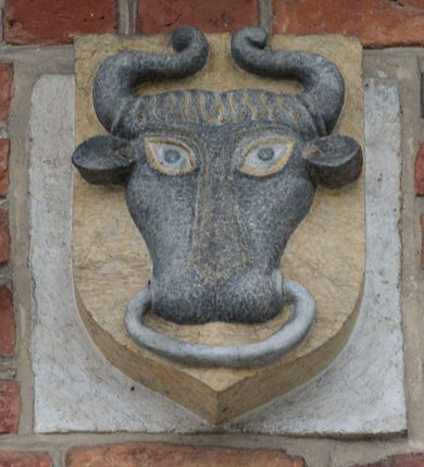 Zdjęcie nr 74: Kościół murowany z cegły, z użyciem zendrówki, na wysokim podmurowaniu z kamienia łupanego, jednonawowy, orientowany. 
Prezbiterium i nawa na planie prostokątów, nawa szersza i dłuższa od prezbiterium. Zakrystia na rzucie wydłużonego prostokąta przylega do wschodniej ściany prezbiterium, występując poza mury nawy. Prezbiterium od wschodu ujęte w narożach dwiema ukośnymi szkarpami, od południa jedną prostopadłą. Przy południowej ścianie nawy kruchta na planie kwadratu. Nawa w narożach ujęta szkarpami, od wschodu dwiema prostopadłymi, od zachodu ukośnymi. 
Prezbiterium dwuprzęsłowe, nakryte sklepieniem krzyżowo-żebrowym. Na zwornikach dwie tarcze z herbami Trzy Korony i Wieniawa. Zakrystia sklepiona kolebkowo. Nawa nakryta drewnianym stropem z kasetonami i rozetami. Kruchta sklepiona krzyżowo-żebrowo ze zwornikiem z tarczą z herbem Wieniawa. Otwór tęczowy w formie stojącego prostokąta zamkniętego łukiem ostrym. W zachodniej części nawy drewniany parapet chóru muzycznego wsparty na dwóch filarach. 
Fasada w jednej trzeciej wysokości odcięta kamiennym gzymsem kapnikowym, zakończona jodełkowym fryzem w partii muru, zwieńczona trójkątnym szczytem. Mur dekorowany zendrówką ułożoną „w zęby”, w partii szczytu w układzie rombowym. Na osi kamienny ostrołukowy portal o schodkowym nadprożu, dekorowanym krzyżującym się laskowaniem; węgary gładkie w jednej trzeciej wysokości przechodzące w piramidki i profilowanie powyżej. Nad portalem kamienna kwadratowa tablica, ujęta kamiennym obramieniem z tarczą z herbem Wieniawa. Ponad nią, na osi okulus w kamiennym obramieniu. 
Elewacje północna i południowa w części nawy w jednej trzeciej wysokości przedzielone kamiennym gzymsem kapnikowym, na zakończeniu ścian z gzymsem wieńczącym. Mur dekorowany zendrówką w układzie rombowym. Na elewacji południowej cztery okna w formie wydłużonego, stojącego prostokąta zamkniętego łukiem ostrym, w kamiennych obramieniach, podzielone laskowaniem. Południowa ściana prezbiterium zakończona gzymsem wieńczącym, w górnej części muru dekorowana zendrówką ułożoną „w zęby”. 
Szkarpy opinające nawę uskokowe, zwężające się ku górze, nakryte daszkami pulpitowymi. Szkarpy opinające prezbiterium nakryte daszkami pulpitowymi, podzielone gzymsami kapnikowymi. 
Kruchta od strony wschodniej i zachodniej podzielona kamiennym gzymsem kapnikowym, od południa zakończona gzymsem wieńczącym. Na ścianie południowej kruchty kamienny, ostrołukowy portal, o schodkowym nadprożu, dekorowanym krzyżującym się laskowaniem; węgary gładkie, w jednej trzeciej wysokości przechodzące w piramidki i profilowanie powyżej. Nad portalem kamienna tarcza z herbem Wieniawa. 
Elewacja wschodnia zwieńczona trójkątnym szczytem, w którego partii mur dekorowany jest zendrówką w układzie rombowym. Na osi okno w formie wydłużonego, stojącego prostokąta zamkniętego łukiem ostrym, w kamiennym obramieniu, zamurowane w trzech piątych wysokości, zakończone daszkiem pulpitowym. W dolnej części okna znajduje się ogrójec. 
Nawa i prezbiterium nakryte osobnymi blaszanymi dachami dwuspadowymi, kruchta i zakrystia pulpitowymi. Nad nawą blaszana wieżyczka na sygnaturkę z latarnią i hełmem baniastym.





