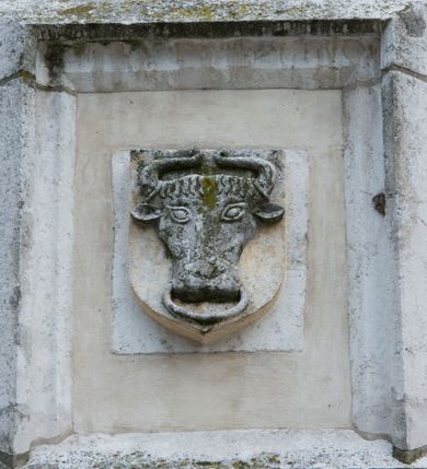 Zdjęcie nr 76: Kościół murowany z cegły, z użyciem zendrówki, na wysokim podmurowaniu z kamienia łupanego, jednonawowy, orientowany. 
Prezbiterium i nawa na planie prostokątów, nawa szersza i dłuższa od prezbiterium. Zakrystia na rzucie wydłużonego prostokąta przylega do wschodniej ściany prezbiterium, występując poza mury nawy. Prezbiterium od wschodu ujęte w narożach dwiema ukośnymi szkarpami, od południa jedną prostopadłą. Przy południowej ścianie nawy kruchta na planie kwadratu. Nawa w narożach ujęta szkarpami, od wschodu dwiema prostopadłymi, od zachodu ukośnymi. 
Prezbiterium dwuprzęsłowe, nakryte sklepieniem krzyżowo-żebrowym. Na zwornikach dwie tarcze z herbami Trzy Korony i Wieniawa. Zakrystia sklepiona kolebkowo. Nawa nakryta drewnianym stropem z kasetonami i rozetami. Kruchta sklepiona krzyżowo-żebrowo ze zwornikiem z tarczą z herbem Wieniawa. Otwór tęczowy w formie stojącego prostokąta zamkniętego łukiem ostrym. W zachodniej części nawy drewniany parapet chóru muzycznego wsparty na dwóch filarach. 
Fasada w jednej trzeciej wysokości odcięta kamiennym gzymsem kapnikowym, zakończona jodełkowym fryzem w partii muru, zwieńczona trójkątnym szczytem. Mur dekorowany zendrówką ułożoną „w zęby”, w partii szczytu w układzie rombowym. Na osi kamienny ostrołukowy portal o schodkowym nadprożu, dekorowanym krzyżującym się laskowaniem; węgary gładkie w jednej trzeciej wysokości przechodzące w piramidki i profilowanie powyżej. Nad portalem kamienna kwadratowa tablica, ujęta kamiennym obramieniem z tarczą z herbem Wieniawa. Ponad nią, na osi okulus w kamiennym obramieniu. 
Elewacje północna i południowa w części nawy w jednej trzeciej wysokości przedzielone kamiennym gzymsem kapnikowym, na zakończeniu ścian z gzymsem wieńczącym. Mur dekorowany zendrówką w układzie rombowym. Na elewacji południowej cztery okna w formie wydłużonego, stojącego prostokąta zamkniętego łukiem ostrym, w kamiennych obramieniach, podzielone laskowaniem. Południowa ściana prezbiterium zakończona gzymsem wieńczącym, w górnej części muru dekorowana zendrówką ułożoną „w zęby”. 
Szkarpy opinające nawę uskokowe, zwężające się ku górze, nakryte daszkami pulpitowymi. Szkarpy opinające prezbiterium nakryte daszkami pulpitowymi, podzielone gzymsami kapnikowymi. 
Kruchta od strony wschodniej i zachodniej podzielona kamiennym gzymsem kapnikowym, od południa zakończona gzymsem wieńczącym. Na ścianie południowej kruchty kamienny, ostrołukowy portal, o schodkowym nadprożu, dekorowanym krzyżującym się laskowaniem; węgary gładkie, w jednej trzeciej wysokości przechodzące w piramidki i profilowanie powyżej. Nad portalem kamienna tarcza z herbem Wieniawa. 
Elewacja wschodnia zwieńczona trójkątnym szczytem, w którego partii mur dekorowany jest zendrówką w układzie rombowym. Na osi okno w formie wydłużonego, stojącego prostokąta zamkniętego łukiem ostrym, w kamiennym obramieniu, zamurowane w trzech piątych wysokości, zakończone daszkiem pulpitowym. W dolnej części okna znajduje się ogrójec. 
Nawa i prezbiterium nakryte osobnymi blaszanymi dachami dwuspadowymi, kruchta i zakrystia pulpitowymi. Nad nawą blaszana wieżyczka na sygnaturkę z latarnią i hełmem baniastym.





