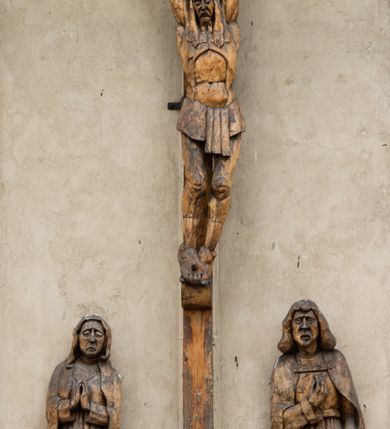 Zdjęcie nr 117: Kościół murowany z cegły, z użyciem zendrówki, na wysokim podmurowaniu z kamienia łupanego, jednonawowy, orientowany. 
Prezbiterium i nawa na planie prostokątów, nawa szersza i dłuższa od prezbiterium. Zakrystia na rzucie wydłużonego prostokąta przylega do wschodniej ściany prezbiterium, występując poza mury nawy. Prezbiterium od wschodu ujęte w narożach dwiema ukośnymi szkarpami, od południa jedną prostopadłą. Przy południowej ścianie nawy kruchta na planie kwadratu. Nawa w narożach ujęta szkarpami, od wschodu dwiema prostopadłymi, od zachodu ukośnymi. 
Prezbiterium dwuprzęsłowe, nakryte sklepieniem krzyżowo-żebrowym. Na zwornikach dwie tarcze z herbami Trzy Korony i Wieniawa. Zakrystia sklepiona kolebkowo. Nawa nakryta drewnianym stropem z kasetonami i rozetami. Kruchta sklepiona krzyżowo-żebrowo ze zwornikiem z tarczą z herbem Wieniawa. Otwór tęczowy w formie stojącego prostokąta zamkniętego łukiem ostrym. W zachodniej części nawy drewniany parapet chóru muzycznego wsparty na dwóch filarach. 
Fasada w jednej trzeciej wysokości odcięta kamiennym gzymsem kapnikowym, zakończona jodełkowym fryzem w partii muru, zwieńczona trójkątnym szczytem. Mur dekorowany zendrówką ułożoną „w zęby”, w partii szczytu w układzie rombowym. Na osi kamienny ostrołukowy portal o schodkowym nadprożu, dekorowanym krzyżującym się laskowaniem; węgary gładkie w jednej trzeciej wysokości przechodzące w piramidki i profilowanie powyżej. Nad portalem kamienna kwadratowa tablica, ujęta kamiennym obramieniem z tarczą z herbem Wieniawa. Ponad nią, na osi okulus w kamiennym obramieniu. 
Elewacje północna i południowa w części nawy w jednej trzeciej wysokości przedzielone kamiennym gzymsem kapnikowym, na zakończeniu ścian z gzymsem wieńczącym. Mur dekorowany zendrówką w układzie rombowym. Na elewacji południowej cztery okna w formie wydłużonego, stojącego prostokąta zamkniętego łukiem ostrym, w kamiennych obramieniach, podzielone laskowaniem. Południowa ściana prezbiterium zakończona gzymsem wieńczącym, w górnej części muru dekorowana zendrówką ułożoną „w zęby”. 
Szkarpy opinające nawę uskokowe, zwężające się ku górze, nakryte daszkami pulpitowymi. Szkarpy opinające prezbiterium nakryte daszkami pulpitowymi, podzielone gzymsami kapnikowymi. 
Kruchta od strony wschodniej i zachodniej podzielona kamiennym gzymsem kapnikowym, od południa zakończona gzymsem wieńczącym. Na ścianie południowej kruchty kamienny, ostrołukowy portal, o schodkowym nadprożu, dekorowanym krzyżującym się laskowaniem; węgary gładkie, w jednej trzeciej wysokości przechodzące w piramidki i profilowanie powyżej. Nad portalem kamienna tarcza z herbem Wieniawa. 
Elewacja wschodnia zwieńczona trójkątnym szczytem, w którego partii mur dekorowany jest zendrówką w układzie rombowym. Na osi okno w formie wydłużonego, stojącego prostokąta zamkniętego łukiem ostrym, w kamiennym obramieniu, zamurowane w trzech piątych wysokości, zakończone daszkiem pulpitowym. W dolnej części okna znajduje się ogrójec. 
Nawa i prezbiterium nakryte osobnymi blaszanymi dachami dwuspadowymi, kruchta i zakrystia pulpitowymi. Nad nawą blaszana wieżyczka na sygnaturkę z latarnią i hełmem baniastym.





