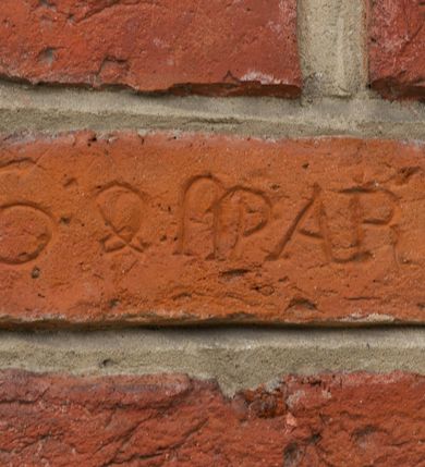 Zdjęcie nr 77: Kościół murowany z cegły, z użyciem zendrówki, na wysokim podmurowaniu z kamienia łupanego, jednonawowy, orientowany. 
Prezbiterium i nawa na planie prostokątów, nawa szersza i dłuższa od prezbiterium. Zakrystia na rzucie wydłużonego prostokąta przylega do wschodniej ściany prezbiterium, występując poza mury nawy. Prezbiterium od wschodu ujęte w narożach dwiema ukośnymi szkarpami, od południa jedną prostopadłą. Przy południowej ścianie nawy kruchta na planie kwadratu. Nawa w narożach ujęta szkarpami, od wschodu dwiema prostopadłymi, od zachodu ukośnymi. 
Prezbiterium dwuprzęsłowe, nakryte sklepieniem krzyżowo-żebrowym. Na zwornikach dwie tarcze z herbami Trzy Korony i Wieniawa. Zakrystia sklepiona kolebkowo. Nawa nakryta drewnianym stropem z kasetonami i rozetami. Kruchta sklepiona krzyżowo-żebrowo ze zwornikiem z tarczą z herbem Wieniawa. Otwór tęczowy w formie stojącego prostokąta zamkniętego łukiem ostrym. W zachodniej części nawy drewniany parapet chóru muzycznego wsparty na dwóch filarach. 
Fasada w jednej trzeciej wysokości odcięta kamiennym gzymsem kapnikowym, zakończona jodełkowym fryzem w partii muru, zwieńczona trójkątnym szczytem. Mur dekorowany zendrówką ułożoną „w zęby”, w partii szczytu w układzie rombowym. Na osi kamienny ostrołukowy portal o schodkowym nadprożu, dekorowanym krzyżującym się laskowaniem; węgary gładkie w jednej trzeciej wysokości przechodzące w piramidki i profilowanie powyżej. Nad portalem kamienna kwadratowa tablica, ujęta kamiennym obramieniem z tarczą z herbem Wieniawa. Ponad nią, na osi okulus w kamiennym obramieniu. 
Elewacje północna i południowa w części nawy w jednej trzeciej wysokości przedzielone kamiennym gzymsem kapnikowym, na zakończeniu ścian z gzymsem wieńczącym. Mur dekorowany zendrówką w układzie rombowym. Na elewacji południowej cztery okna w formie wydłużonego, stojącego prostokąta zamkniętego łukiem ostrym, w kamiennych obramieniach, podzielone laskowaniem. Południowa ściana prezbiterium zakończona gzymsem wieńczącym, w górnej części muru dekorowana zendrówką ułożoną „w zęby”. 
Szkarpy opinające nawę uskokowe, zwężające się ku górze, nakryte daszkami pulpitowymi. Szkarpy opinające prezbiterium nakryte daszkami pulpitowymi, podzielone gzymsami kapnikowymi. 
Kruchta od strony wschodniej i zachodniej podzielona kamiennym gzymsem kapnikowym, od południa zakończona gzymsem wieńczącym. Na ścianie południowej kruchty kamienny, ostrołukowy portal, o schodkowym nadprożu, dekorowanym krzyżującym się laskowaniem; węgary gładkie, w jednej trzeciej wysokości przechodzące w piramidki i profilowanie powyżej. Nad portalem kamienna tarcza z herbem Wieniawa. 
Elewacja wschodnia zwieńczona trójkątnym szczytem, w którego partii mur dekorowany jest zendrówką w układzie rombowym. Na osi okno w formie wydłużonego, stojącego prostokąta zamkniętego łukiem ostrym, w kamiennym obramieniu, zamurowane w trzech piątych wysokości, zakończone daszkiem pulpitowym. W dolnej części okna znajduje się ogrójec. 
Nawa i prezbiterium nakryte osobnymi blaszanymi dachami dwuspadowymi, kruchta i zakrystia pulpitowymi. Nad nawą blaszana wieżyczka na sygnaturkę z latarnią i hełmem baniastym.





