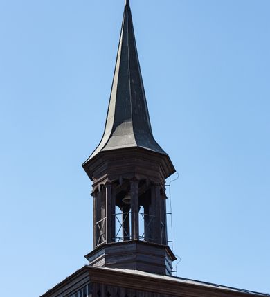 Zdjęcie nr 96: Kościół murowany z cegły, z użyciem zendrówki, na wysokim podmurowaniu z kamienia łupanego, jednonawowy, orientowany. 
Prezbiterium i nawa na planie prostokątów, nawa szersza i dłuższa od prezbiterium. Zakrystia na rzucie wydłużonego prostokąta przylega do wschodniej ściany prezbiterium, występując poza mury nawy. Prezbiterium od wschodu ujęte w narożach dwiema ukośnymi szkarpami, od południa jedną prostopadłą. Przy południowej ścianie nawy kruchta na planie kwadratu. Nawa w narożach ujęta szkarpami, od wschodu dwiema prostopadłymi, od zachodu ukośnymi. 
Prezbiterium dwuprzęsłowe, nakryte sklepieniem krzyżowo-żebrowym. Na zwornikach dwie tarcze z herbami Trzy Korony i Wieniawa. Zakrystia sklepiona kolebkowo. Nawa nakryta drewnianym stropem z kasetonami i rozetami. Kruchta sklepiona krzyżowo-żebrowo ze zwornikiem z tarczą z herbem Wieniawa. Otwór tęczowy w formie stojącego prostokąta zamkniętego łukiem ostrym. W zachodniej części nawy drewniany parapet chóru muzycznego wsparty na dwóch filarach. 
Fasada w jednej trzeciej wysokości odcięta kamiennym gzymsem kapnikowym, zakończona jodełkowym fryzem w partii muru, zwieńczona trójkątnym szczytem. Mur dekorowany zendrówką ułożoną „w zęby”, w partii szczytu w układzie rombowym. Na osi kamienny ostrołukowy portal o schodkowym nadprożu, dekorowanym krzyżującym się laskowaniem; węgary gładkie w jednej trzeciej wysokości przechodzące w piramidki i profilowanie powyżej. Nad portalem kamienna kwadratowa tablica, ujęta kamiennym obramieniem z tarczą z herbem Wieniawa. Ponad nią, na osi okulus w kamiennym obramieniu. 
Elewacje północna i południowa w części nawy w jednej trzeciej wysokości przedzielone kamiennym gzymsem kapnikowym, na zakończeniu ścian z gzymsem wieńczącym. Mur dekorowany zendrówką w układzie rombowym. Na elewacji południowej cztery okna w formie wydłużonego, stojącego prostokąta zamkniętego łukiem ostrym, w kamiennych obramieniach, podzielone laskowaniem. Południowa ściana prezbiterium zakończona gzymsem wieńczącym, w górnej części muru dekorowana zendrówką ułożoną „w zęby”. 
Szkarpy opinające nawę uskokowe, zwężające się ku górze, nakryte daszkami pulpitowymi. Szkarpy opinające prezbiterium nakryte daszkami pulpitowymi, podzielone gzymsami kapnikowymi. 
Kruchta od strony wschodniej i zachodniej podzielona kamiennym gzymsem kapnikowym, od południa zakończona gzymsem wieńczącym. Na ścianie południowej kruchty kamienny, ostrołukowy portal, o schodkowym nadprożu, dekorowanym krzyżującym się laskowaniem; węgary gładkie, w jednej trzeciej wysokości przechodzące w piramidki i profilowanie powyżej. Nad portalem kamienna tarcza z herbem Wieniawa. 
Elewacja wschodnia zwieńczona trójkątnym szczytem, w którego partii mur dekorowany jest zendrówką w układzie rombowym. Na osi okno w formie wydłużonego, stojącego prostokąta zamkniętego łukiem ostrym, w kamiennym obramieniu, zamurowane w trzech piątych wysokości, zakończone daszkiem pulpitowym. W dolnej części okna znajduje się ogrójec. 
Nawa i prezbiterium nakryte osobnymi blaszanymi dachami dwuspadowymi, kruchta i zakrystia pulpitowymi. Nad nawą blaszana wieżyczka na sygnaturkę z latarnią i hełmem baniastym.





