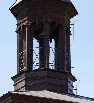 Zdjęcie nr 95: Kościół murowany z cegły, z użyciem zendrówki, na wysokim podmurowaniu z kamienia łupanego, jednonawowy, orientowany. 
Prezbiterium i nawa na planie prostokątów, nawa szersza i dłuższa od prezbiterium. Zakrystia na rzucie wydłużonego prostokąta przylega do wschodniej ściany prezbiterium, występując poza mury nawy. Prezbiterium od wschodu ujęte w narożach dwiema ukośnymi szkarpami, od południa jedną prostopadłą. Przy południowej ścianie nawy kruchta na planie kwadratu. Nawa w narożach ujęta szkarpami, od wschodu dwiema prostopadłymi, od zachodu ukośnymi. 
Prezbiterium dwuprzęsłowe, nakryte sklepieniem krzyżowo-żebrowym. Na zwornikach dwie tarcze z herbami Trzy Korony i Wieniawa. Zakrystia sklepiona kolebkowo. Nawa nakryta drewnianym stropem z kasetonami i rozetami. Kruchta sklepiona krzyżowo-żebrowo ze zwornikiem z tarczą z herbem Wieniawa. Otwór tęczowy w formie stojącego prostokąta zamkniętego łukiem ostrym. W zachodniej części nawy drewniany parapet chóru muzycznego wsparty na dwóch filarach. 
Fasada w jednej trzeciej wysokości odcięta kamiennym gzymsem kapnikowym, zakończona jodełkowym fryzem w partii muru, zwieńczona trójkątnym szczytem. Mur dekorowany zendrówką ułożoną „w zęby”, w partii szczytu w układzie rombowym. Na osi kamienny ostrołukowy portal o schodkowym nadprożu, dekorowanym krzyżującym się laskowaniem; węgary gładkie w jednej trzeciej wysokości przechodzące w piramidki i profilowanie powyżej. Nad portalem kamienna kwadratowa tablica, ujęta kamiennym obramieniem z tarczą z herbem Wieniawa. Ponad nią, na osi okulus w kamiennym obramieniu. 
Elewacje północna i południowa w części nawy w jednej trzeciej wysokości przedzielone kamiennym gzymsem kapnikowym, na zakończeniu ścian z gzymsem wieńczącym. Mur dekorowany zendrówką w układzie rombowym. Na elewacji południowej cztery okna w formie wydłużonego, stojącego prostokąta zamkniętego łukiem ostrym, w kamiennych obramieniach, podzielone laskowaniem. Południowa ściana prezbiterium zakończona gzymsem wieńczącym, w górnej części muru dekorowana zendrówką ułożoną „w zęby”. 
Szkarpy opinające nawę uskokowe, zwężające się ku górze, nakryte daszkami pulpitowymi. Szkarpy opinające prezbiterium nakryte daszkami pulpitowymi, podzielone gzymsami kapnikowymi. 
Kruchta od strony wschodniej i zachodniej podzielona kamiennym gzymsem kapnikowym, od południa zakończona gzymsem wieńczącym. Na ścianie południowej kruchty kamienny, ostrołukowy portal, o schodkowym nadprożu, dekorowanym krzyżującym się laskowaniem; węgary gładkie, w jednej trzeciej wysokości przechodzące w piramidki i profilowanie powyżej. Nad portalem kamienna tarcza z herbem Wieniawa. 
Elewacja wschodnia zwieńczona trójkątnym szczytem, w którego partii mur dekorowany jest zendrówką w układzie rombowym. Na osi okno w formie wydłużonego, stojącego prostokąta zamkniętego łukiem ostrym, w kamiennym obramieniu, zamurowane w trzech piątych wysokości, zakończone daszkiem pulpitowym. W dolnej części okna znajduje się ogrójec. 
Nawa i prezbiterium nakryte osobnymi blaszanymi dachami dwuspadowymi, kruchta i zakrystia pulpitowymi. Nad nawą blaszana wieżyczka na sygnaturkę z latarnią i hełmem baniastym.





