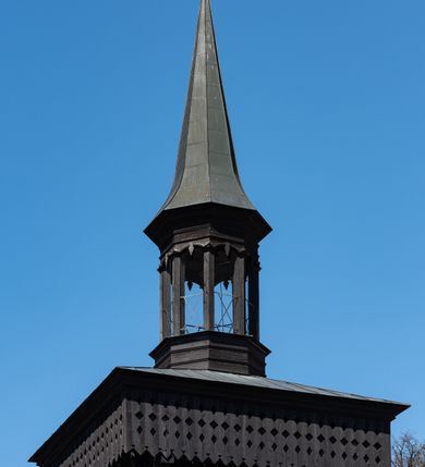 Zdjęcie nr 94: Kościół murowany z cegły, z użyciem zendrówki, na wysokim podmurowaniu z kamienia łupanego, jednonawowy, orientowany. 
Prezbiterium i nawa na planie prostokątów, nawa szersza i dłuższa od prezbiterium. Zakrystia na rzucie wydłużonego prostokąta przylega do wschodniej ściany prezbiterium, występując poza mury nawy. Prezbiterium od wschodu ujęte w narożach dwiema ukośnymi szkarpami, od południa jedną prostopadłą. Przy południowej ścianie nawy kruchta na planie kwadratu. Nawa w narożach ujęta szkarpami, od wschodu dwiema prostopadłymi, od zachodu ukośnymi. 
Prezbiterium dwuprzęsłowe, nakryte sklepieniem krzyżowo-żebrowym. Na zwornikach dwie tarcze z herbami Trzy Korony i Wieniawa. Zakrystia sklepiona kolebkowo. Nawa nakryta drewnianym stropem z kasetonami i rozetami. Kruchta sklepiona krzyżowo-żebrowo ze zwornikiem z tarczą z herbem Wieniawa. Otwór tęczowy w formie stojącego prostokąta zamkniętego łukiem ostrym. W zachodniej części nawy drewniany parapet chóru muzycznego wsparty na dwóch filarach. 
Fasada w jednej trzeciej wysokości odcięta kamiennym gzymsem kapnikowym, zakończona jodełkowym fryzem w partii muru, zwieńczona trójkątnym szczytem. Mur dekorowany zendrówką ułożoną „w zęby”, w partii szczytu w układzie rombowym. Na osi kamienny ostrołukowy portal o schodkowym nadprożu, dekorowanym krzyżującym się laskowaniem; węgary gładkie w jednej trzeciej wysokości przechodzące w piramidki i profilowanie powyżej. Nad portalem kamienna kwadratowa tablica, ujęta kamiennym obramieniem z tarczą z herbem Wieniawa. Ponad nią, na osi okulus w kamiennym obramieniu. 
Elewacje północna i południowa w części nawy w jednej trzeciej wysokości przedzielone kamiennym gzymsem kapnikowym, na zakończeniu ścian z gzymsem wieńczącym. Mur dekorowany zendrówką w układzie rombowym. Na elewacji południowej cztery okna w formie wydłużonego, stojącego prostokąta zamkniętego łukiem ostrym, w kamiennych obramieniach, podzielone laskowaniem. Południowa ściana prezbiterium zakończona gzymsem wieńczącym, w górnej części muru dekorowana zendrówką ułożoną „w zęby”. 
Szkarpy opinające nawę uskokowe, zwężające się ku górze, nakryte daszkami pulpitowymi. Szkarpy opinające prezbiterium nakryte daszkami pulpitowymi, podzielone gzymsami kapnikowymi. 
Kruchta od strony wschodniej i zachodniej podzielona kamiennym gzymsem kapnikowym, od południa zakończona gzymsem wieńczącym. Na ścianie południowej kruchty kamienny, ostrołukowy portal, o schodkowym nadprożu, dekorowanym krzyżującym się laskowaniem; węgary gładkie, w jednej trzeciej wysokości przechodzące w piramidki i profilowanie powyżej. Nad portalem kamienna tarcza z herbem Wieniawa. 
Elewacja wschodnia zwieńczona trójkątnym szczytem, w którego partii mur dekorowany jest zendrówką w układzie rombowym. Na osi okno w formie wydłużonego, stojącego prostokąta zamkniętego łukiem ostrym, w kamiennym obramieniu, zamurowane w trzech piątych wysokości, zakończone daszkiem pulpitowym. W dolnej części okna znajduje się ogrójec. 
Nawa i prezbiterium nakryte osobnymi blaszanymi dachami dwuspadowymi, kruchta i zakrystia pulpitowymi. Nad nawą blaszana wieżyczka na sygnaturkę z latarnią i hełmem baniastym.





