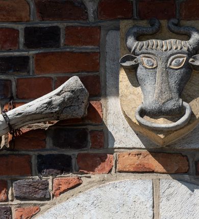 Zdjęcie nr 110: Kościół murowany z cegły, z użyciem zendrówki, na wysokim podmurowaniu z kamienia łupanego, jednonawowy, orientowany. 
Prezbiterium i nawa na planie prostokątów, nawa szersza i dłuższa od prezbiterium. Zakrystia na rzucie wydłużonego prostokąta przylega do wschodniej ściany prezbiterium, występując poza mury nawy. Prezbiterium od wschodu ujęte w narożach dwiema ukośnymi szkarpami, od południa jedną prostopadłą. Przy południowej ścianie nawy kruchta na planie kwadratu. Nawa w narożach ujęta szkarpami, od wschodu dwiema prostopadłymi, od zachodu ukośnymi. 
Prezbiterium dwuprzęsłowe, nakryte sklepieniem krzyżowo-żebrowym. Na zwornikach dwie tarcze z herbami Trzy Korony i Wieniawa. Zakrystia sklepiona kolebkowo. Nawa nakryta drewnianym stropem z kasetonami i rozetami. Kruchta sklepiona krzyżowo-żebrowo ze zwornikiem z tarczą z herbem Wieniawa. Otwór tęczowy w formie stojącego prostokąta zamkniętego łukiem ostrym. W zachodniej części nawy drewniany parapet chóru muzycznego wsparty na dwóch filarach. 
Fasada w jednej trzeciej wysokości odcięta kamiennym gzymsem kapnikowym, zakończona jodełkowym fryzem w partii muru, zwieńczona trójkątnym szczytem. Mur dekorowany zendrówką ułożoną „w zęby”, w partii szczytu w układzie rombowym. Na osi kamienny ostrołukowy portal o schodkowym nadprożu, dekorowanym krzyżującym się laskowaniem; węgary gładkie w jednej trzeciej wysokości przechodzące w piramidki i profilowanie powyżej. Nad portalem kamienna kwadratowa tablica, ujęta kamiennym obramieniem z tarczą z herbem Wieniawa. Ponad nią, na osi okulus w kamiennym obramieniu. 
Elewacje północna i południowa w części nawy w jednej trzeciej wysokości przedzielone kamiennym gzymsem kapnikowym, na zakończeniu ścian z gzymsem wieńczącym. Mur dekorowany zendrówką w układzie rombowym. Na elewacji południowej cztery okna w formie wydłużonego, stojącego prostokąta zamkniętego łukiem ostrym, w kamiennych obramieniach, podzielone laskowaniem. Południowa ściana prezbiterium zakończona gzymsem wieńczącym, w górnej części muru dekorowana zendrówką ułożoną „w zęby”. 
Szkarpy opinające nawę uskokowe, zwężające się ku górze, nakryte daszkami pulpitowymi. Szkarpy opinające prezbiterium nakryte daszkami pulpitowymi, podzielone gzymsami kapnikowymi. 
Kruchta od strony wschodniej i zachodniej podzielona kamiennym gzymsem kapnikowym, od południa zakończona gzymsem wieńczącym. Na ścianie południowej kruchty kamienny, ostrołukowy portal, o schodkowym nadprożu, dekorowanym krzyżującym się laskowaniem; węgary gładkie, w jednej trzeciej wysokości przechodzące w piramidki i profilowanie powyżej. Nad portalem kamienna tarcza z herbem Wieniawa. 
Elewacja wschodnia zwieńczona trójkątnym szczytem, w którego partii mur dekorowany jest zendrówką w układzie rombowym. Na osi okno w formie wydłużonego, stojącego prostokąta zamkniętego łukiem ostrym, w kamiennym obramieniu, zamurowane w trzech piątych wysokości, zakończone daszkiem pulpitowym. W dolnej części okna znajduje się ogrójec. 
Nawa i prezbiterium nakryte osobnymi blaszanymi dachami dwuspadowymi, kruchta i zakrystia pulpitowymi. Nad nawą blaszana wieżyczka na sygnaturkę z latarnią i hełmem baniastym.





