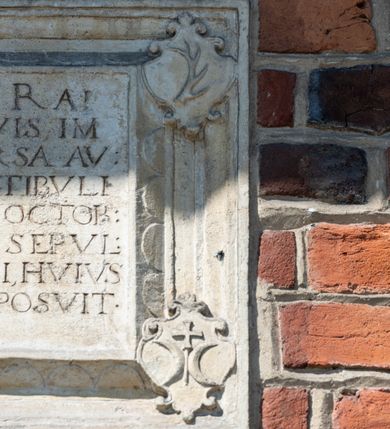 Zdjęcie nr 102: Kościół murowany z cegły, z użyciem zendrówki, na wysokim podmurowaniu z kamienia łupanego, jednonawowy, orientowany. 
Prezbiterium i nawa na planie prostokątów, nawa szersza i dłuższa od prezbiterium. Zakrystia na rzucie wydłużonego prostokąta przylega do wschodniej ściany prezbiterium, występując poza mury nawy. Prezbiterium od wschodu ujęte w narożach dwiema ukośnymi szkarpami, od południa jedną prostopadłą. Przy południowej ścianie nawy kruchta na planie kwadratu. Nawa w narożach ujęta szkarpami, od wschodu dwiema prostopadłymi, od zachodu ukośnymi. 
Prezbiterium dwuprzęsłowe, nakryte sklepieniem krzyżowo-żebrowym. Na zwornikach dwie tarcze z herbami Trzy Korony i Wieniawa. Zakrystia sklepiona kolebkowo. Nawa nakryta drewnianym stropem z kasetonami i rozetami. Kruchta sklepiona krzyżowo-żebrowo ze zwornikiem z tarczą z herbem Wieniawa. Otwór tęczowy w formie stojącego prostokąta zamkniętego łukiem ostrym. W zachodniej części nawy drewniany parapet chóru muzycznego wsparty na dwóch filarach. 
Fasada w jednej trzeciej wysokości odcięta kamiennym gzymsem kapnikowym, zakończona jodełkowym fryzem w partii muru, zwieńczona trójkątnym szczytem. Mur dekorowany zendrówką ułożoną „w zęby”, w partii szczytu w układzie rombowym. Na osi kamienny ostrołukowy portal o schodkowym nadprożu, dekorowanym krzyżującym się laskowaniem; węgary gładkie w jednej trzeciej wysokości przechodzące w piramidki i profilowanie powyżej. Nad portalem kamienna kwadratowa tablica, ujęta kamiennym obramieniem z tarczą z herbem Wieniawa. Ponad nią, na osi okulus w kamiennym obramieniu. 
Elewacje północna i południowa w części nawy w jednej trzeciej wysokości przedzielone kamiennym gzymsem kapnikowym, na zakończeniu ścian z gzymsem wieńczącym. Mur dekorowany zendrówką w układzie rombowym. Na elewacji południowej cztery okna w formie wydłużonego, stojącego prostokąta zamkniętego łukiem ostrym, w kamiennych obramieniach, podzielone laskowaniem. Południowa ściana prezbiterium zakończona gzymsem wieńczącym, w górnej części muru dekorowana zendrówką ułożoną „w zęby”. 
Szkarpy opinające nawę uskokowe, zwężające się ku górze, nakryte daszkami pulpitowymi. Szkarpy opinające prezbiterium nakryte daszkami pulpitowymi, podzielone gzymsami kapnikowymi. 
Kruchta od strony wschodniej i zachodniej podzielona kamiennym gzymsem kapnikowym, od południa zakończona gzymsem wieńczącym. Na ścianie południowej kruchty kamienny, ostrołukowy portal, o schodkowym nadprożu, dekorowanym krzyżującym się laskowaniem; węgary gładkie, w jednej trzeciej wysokości przechodzące w piramidki i profilowanie powyżej. Nad portalem kamienna tarcza z herbem Wieniawa. 
Elewacja wschodnia zwieńczona trójkątnym szczytem, w którego partii mur dekorowany jest zendrówką w układzie rombowym. Na osi okno w formie wydłużonego, stojącego prostokąta zamkniętego łukiem ostrym, w kamiennym obramieniu, zamurowane w trzech piątych wysokości, zakończone daszkiem pulpitowym. W dolnej części okna znajduje się ogrójec. 
Nawa i prezbiterium nakryte osobnymi blaszanymi dachami dwuspadowymi, kruchta i zakrystia pulpitowymi. Nad nawą blaszana wieżyczka na sygnaturkę z latarnią i hełmem baniastym.





