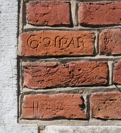 Zdjęcie nr 107: Kościół murowany z cegły, z użyciem zendrówki, na wysokim podmurowaniu z kamienia łupanego, jednonawowy, orientowany. 
Prezbiterium i nawa na planie prostokątów, nawa szersza i dłuższa od prezbiterium. Zakrystia na rzucie wydłużonego prostokąta przylega do wschodniej ściany prezbiterium, występując poza mury nawy. Prezbiterium od wschodu ujęte w narożach dwiema ukośnymi szkarpami, od południa jedną prostopadłą. Przy południowej ścianie nawy kruchta na planie kwadratu. Nawa w narożach ujęta szkarpami, od wschodu dwiema prostopadłymi, od zachodu ukośnymi. 
Prezbiterium dwuprzęsłowe, nakryte sklepieniem krzyżowo-żebrowym. Na zwornikach dwie tarcze z herbami Trzy Korony i Wieniawa. Zakrystia sklepiona kolebkowo. Nawa nakryta drewnianym stropem z kasetonami i rozetami. Kruchta sklepiona krzyżowo-żebrowo ze zwornikiem z tarczą z herbem Wieniawa. Otwór tęczowy w formie stojącego prostokąta zamkniętego łukiem ostrym. W zachodniej części nawy drewniany parapet chóru muzycznego wsparty na dwóch filarach. 
Fasada w jednej trzeciej wysokości odcięta kamiennym gzymsem kapnikowym, zakończona jodełkowym fryzem w partii muru, zwieńczona trójkątnym szczytem. Mur dekorowany zendrówką ułożoną „w zęby”, w partii szczytu w układzie rombowym. Na osi kamienny ostrołukowy portal o schodkowym nadprożu, dekorowanym krzyżującym się laskowaniem; węgary gładkie w jednej trzeciej wysokości przechodzące w piramidki i profilowanie powyżej. Nad portalem kamienna kwadratowa tablica, ujęta kamiennym obramieniem z tarczą z herbem Wieniawa. Ponad nią, na osi okulus w kamiennym obramieniu. 
Elewacje północna i południowa w części nawy w jednej trzeciej wysokości przedzielone kamiennym gzymsem kapnikowym, na zakończeniu ścian z gzymsem wieńczącym. Mur dekorowany zendrówką w układzie rombowym. Na elewacji południowej cztery okna w formie wydłużonego, stojącego prostokąta zamkniętego łukiem ostrym, w kamiennych obramieniach, podzielone laskowaniem. Południowa ściana prezbiterium zakończona gzymsem wieńczącym, w górnej części muru dekorowana zendrówką ułożoną „w zęby”. 
Szkarpy opinające nawę uskokowe, zwężające się ku górze, nakryte daszkami pulpitowymi. Szkarpy opinające prezbiterium nakryte daszkami pulpitowymi, podzielone gzymsami kapnikowymi. 
Kruchta od strony wschodniej i zachodniej podzielona kamiennym gzymsem kapnikowym, od południa zakończona gzymsem wieńczącym. Na ścianie południowej kruchty kamienny, ostrołukowy portal, o schodkowym nadprożu, dekorowanym krzyżującym się laskowaniem; węgary gładkie, w jednej trzeciej wysokości przechodzące w piramidki i profilowanie powyżej. Nad portalem kamienna tarcza z herbem Wieniawa. 
Elewacja wschodnia zwieńczona trójkątnym szczytem, w którego partii mur dekorowany jest zendrówką w układzie rombowym. Na osi okno w formie wydłużonego, stojącego prostokąta zamkniętego łukiem ostrym, w kamiennym obramieniu, zamurowane w trzech piątych wysokości, zakończone daszkiem pulpitowym. W dolnej części okna znajduje się ogrójec. 
Nawa i prezbiterium nakryte osobnymi blaszanymi dachami dwuspadowymi, kruchta i zakrystia pulpitowymi. Nad nawą blaszana wieżyczka na sygnaturkę z latarnią i hełmem baniastym.





