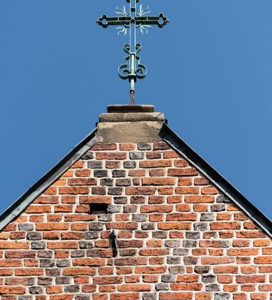 Zdjęcie nr 80: Kościół murowany z cegły, z użyciem zendrówki, na wysokim podmurowaniu z kamienia łupanego, jednonawowy, orientowany. 
Prezbiterium i nawa na planie prostokątów, nawa szersza i dłuższa od prezbiterium. Zakrystia na rzucie wydłużonego prostokąta przylega do wschodniej ściany prezbiterium, występując poza mury nawy. Prezbiterium od wschodu ujęte w narożach dwiema ukośnymi szkarpami, od południa jedną prostopadłą. Przy południowej ścianie nawy kruchta na planie kwadratu. Nawa w narożach ujęta szkarpami, od wschodu dwiema prostopadłymi, od zachodu ukośnymi. 
Prezbiterium dwuprzęsłowe, nakryte sklepieniem krzyżowo-żebrowym. Na zwornikach dwie tarcze z herbami Trzy Korony i Wieniawa. Zakrystia sklepiona kolebkowo. Nawa nakryta drewnianym stropem z kasetonami i rozetami. Kruchta sklepiona krzyżowo-żebrowo ze zwornikiem z tarczą z herbem Wieniawa. Otwór tęczowy w formie stojącego prostokąta zamkniętego łukiem ostrym. W zachodniej części nawy drewniany parapet chóru muzycznego wsparty na dwóch filarach. 
Fasada w jednej trzeciej wysokości odcięta kamiennym gzymsem kapnikowym, zakończona jodełkowym fryzem w partii muru, zwieńczona trójkątnym szczytem. Mur dekorowany zendrówką ułożoną „w zęby”, w partii szczytu w układzie rombowym. Na osi kamienny ostrołukowy portal o schodkowym nadprożu, dekorowanym krzyżującym się laskowaniem; węgary gładkie w jednej trzeciej wysokości przechodzące w piramidki i profilowanie powyżej. Nad portalem kamienna kwadratowa tablica, ujęta kamiennym obramieniem z tarczą z herbem Wieniawa. Ponad nią, na osi okulus w kamiennym obramieniu. 
Elewacje północna i południowa w części nawy w jednej trzeciej wysokości przedzielone kamiennym gzymsem kapnikowym, na zakończeniu ścian z gzymsem wieńczącym. Mur dekorowany zendrówką w układzie rombowym. Na elewacji południowej cztery okna w formie wydłużonego, stojącego prostokąta zamkniętego łukiem ostrym, w kamiennych obramieniach, podzielone laskowaniem. Południowa ściana prezbiterium zakończona gzymsem wieńczącym, w górnej części muru dekorowana zendrówką ułożoną „w zęby”. 
Szkarpy opinające nawę uskokowe, zwężające się ku górze, nakryte daszkami pulpitowymi. Szkarpy opinające prezbiterium nakryte daszkami pulpitowymi, podzielone gzymsami kapnikowymi. 
Kruchta od strony wschodniej i zachodniej podzielona kamiennym gzymsem kapnikowym, od południa zakończona gzymsem wieńczącym. Na ścianie południowej kruchty kamienny, ostrołukowy portal, o schodkowym nadprożu, dekorowanym krzyżującym się laskowaniem; węgary gładkie, w jednej trzeciej wysokości przechodzące w piramidki i profilowanie powyżej. Nad portalem kamienna tarcza z herbem Wieniawa. 
Elewacja wschodnia zwieńczona trójkątnym szczytem, w którego partii mur dekorowany jest zendrówką w układzie rombowym. Na osi okno w formie wydłużonego, stojącego prostokąta zamkniętego łukiem ostrym, w kamiennym obramieniu, zamurowane w trzech piątych wysokości, zakończone daszkiem pulpitowym. W dolnej części okna znajduje się ogrójec. 
Nawa i prezbiterium nakryte osobnymi blaszanymi dachami dwuspadowymi, kruchta i zakrystia pulpitowymi. Nad nawą blaszana wieżyczka na sygnaturkę z latarnią i hełmem baniastym.





