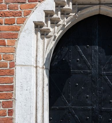 Zdjęcie nr 84: Kościół murowany z cegły, z użyciem zendrówki, na wysokim podmurowaniu z kamienia łupanego, jednonawowy, orientowany. 
Prezbiterium i nawa na planie prostokątów, nawa szersza i dłuższa od prezbiterium. Zakrystia na rzucie wydłużonego prostokąta przylega do wschodniej ściany prezbiterium, występując poza mury nawy. Prezbiterium od wschodu ujęte w narożach dwiema ukośnymi szkarpami, od południa jedną prostopadłą. Przy południowej ścianie nawy kruchta na planie kwadratu. Nawa w narożach ujęta szkarpami, od wschodu dwiema prostopadłymi, od zachodu ukośnymi. 
Prezbiterium dwuprzęsłowe, nakryte sklepieniem krzyżowo-żebrowym. Na zwornikach dwie tarcze z herbami Trzy Korony i Wieniawa. Zakrystia sklepiona kolebkowo. Nawa nakryta drewnianym stropem z kasetonami i rozetami. Kruchta sklepiona krzyżowo-żebrowo ze zwornikiem z tarczą z herbem Wieniawa. Otwór tęczowy w formie stojącego prostokąta zamkniętego łukiem ostrym. W zachodniej części nawy drewniany parapet chóru muzycznego wsparty na dwóch filarach. 
Fasada w jednej trzeciej wysokości odcięta kamiennym gzymsem kapnikowym, zakończona jodełkowym fryzem w partii muru, zwieńczona trójkątnym szczytem. Mur dekorowany zendrówką ułożoną „w zęby”, w partii szczytu w układzie rombowym. Na osi kamienny ostrołukowy portal o schodkowym nadprożu, dekorowanym krzyżującym się laskowaniem; węgary gładkie w jednej trzeciej wysokości przechodzące w piramidki i profilowanie powyżej. Nad portalem kamienna kwadratowa tablica, ujęta kamiennym obramieniem z tarczą z herbem Wieniawa. Ponad nią, na osi okulus w kamiennym obramieniu. 
Elewacje północna i południowa w części nawy w jednej trzeciej wysokości przedzielone kamiennym gzymsem kapnikowym, na zakończeniu ścian z gzymsem wieńczącym. Mur dekorowany zendrówką w układzie rombowym. Na elewacji południowej cztery okna w formie wydłużonego, stojącego prostokąta zamkniętego łukiem ostrym, w kamiennych obramieniach, podzielone laskowaniem. Południowa ściana prezbiterium zakończona gzymsem wieńczącym, w górnej części muru dekorowana zendrówką ułożoną „w zęby”. 
Szkarpy opinające nawę uskokowe, zwężające się ku górze, nakryte daszkami pulpitowymi. Szkarpy opinające prezbiterium nakryte daszkami pulpitowymi, podzielone gzymsami kapnikowymi. 
Kruchta od strony wschodniej i zachodniej podzielona kamiennym gzymsem kapnikowym, od południa zakończona gzymsem wieńczącym. Na ścianie południowej kruchty kamienny, ostrołukowy portal, o schodkowym nadprożu, dekorowanym krzyżującym się laskowaniem; węgary gładkie, w jednej trzeciej wysokości przechodzące w piramidki i profilowanie powyżej. Nad portalem kamienna tarcza z herbem Wieniawa. 
Elewacja wschodnia zwieńczona trójkątnym szczytem, w którego partii mur dekorowany jest zendrówką w układzie rombowym. Na osi okno w formie wydłużonego, stojącego prostokąta zamkniętego łukiem ostrym, w kamiennym obramieniu, zamurowane w trzech piątych wysokości, zakończone daszkiem pulpitowym. W dolnej części okna znajduje się ogrójec. 
Nawa i prezbiterium nakryte osobnymi blaszanymi dachami dwuspadowymi, kruchta i zakrystia pulpitowymi. Nad nawą blaszana wieżyczka na sygnaturkę z latarnią i hełmem baniastym.





