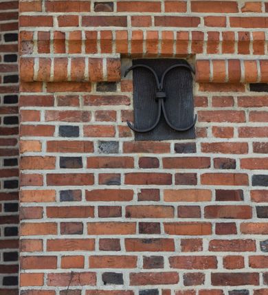 Zdjęcie nr 105: Kościół murowany z cegły, z użyciem zendrówki, na wysokim podmurowaniu z kamienia łupanego, jednonawowy, orientowany. 
Prezbiterium i nawa na planie prostokątów, nawa szersza i dłuższa od prezbiterium. Zakrystia na rzucie wydłużonego prostokąta przylega do wschodniej ściany prezbiterium, występując poza mury nawy. Prezbiterium od wschodu ujęte w narożach dwiema ukośnymi szkarpami, od południa jedną prostopadłą. Przy południowej ścianie nawy kruchta na planie kwadratu. Nawa w narożach ujęta szkarpami, od wschodu dwiema prostopadłymi, od zachodu ukośnymi. 
Prezbiterium dwuprzęsłowe, nakryte sklepieniem krzyżowo-żebrowym. Na zwornikach dwie tarcze z herbami Trzy Korony i Wieniawa. Zakrystia sklepiona kolebkowo. Nawa nakryta drewnianym stropem z kasetonami i rozetami. Kruchta sklepiona krzyżowo-żebrowo ze zwornikiem z tarczą z herbem Wieniawa. Otwór tęczowy w formie stojącego prostokąta zamkniętego łukiem ostrym. W zachodniej części nawy drewniany parapet chóru muzycznego wsparty na dwóch filarach. 
Fasada w jednej trzeciej wysokości odcięta kamiennym gzymsem kapnikowym, zakończona jodełkowym fryzem w partii muru, zwieńczona trójkątnym szczytem. Mur dekorowany zendrówką ułożoną „w zęby”, w partii szczytu w układzie rombowym. Na osi kamienny ostrołukowy portal o schodkowym nadprożu, dekorowanym krzyżującym się laskowaniem; węgary gładkie w jednej trzeciej wysokości przechodzące w piramidki i profilowanie powyżej. Nad portalem kamienna kwadratowa tablica, ujęta kamiennym obramieniem z tarczą z herbem Wieniawa. Ponad nią, na osi okulus w kamiennym obramieniu. 
Elewacje północna i południowa w części nawy w jednej trzeciej wysokości przedzielone kamiennym gzymsem kapnikowym, na zakończeniu ścian z gzymsem wieńczącym. Mur dekorowany zendrówką w układzie rombowym. Na elewacji południowej cztery okna w formie wydłużonego, stojącego prostokąta zamkniętego łukiem ostrym, w kamiennych obramieniach, podzielone laskowaniem. Południowa ściana prezbiterium zakończona gzymsem wieńczącym, w górnej części muru dekorowana zendrówką ułożoną „w zęby”. 
Szkarpy opinające nawę uskokowe, zwężające się ku górze, nakryte daszkami pulpitowymi. Szkarpy opinające prezbiterium nakryte daszkami pulpitowymi, podzielone gzymsami kapnikowymi. 
Kruchta od strony wschodniej i zachodniej podzielona kamiennym gzymsem kapnikowym, od południa zakończona gzymsem wieńczącym. Na ścianie południowej kruchty kamienny, ostrołukowy portal, o schodkowym nadprożu, dekorowanym krzyżującym się laskowaniem; węgary gładkie, w jednej trzeciej wysokości przechodzące w piramidki i profilowanie powyżej. Nad portalem kamienna tarcza z herbem Wieniawa. 
Elewacja wschodnia zwieńczona trójkątnym szczytem, w którego partii mur dekorowany jest zendrówką w układzie rombowym. Na osi okno w formie wydłużonego, stojącego prostokąta zamkniętego łukiem ostrym, w kamiennym obramieniu, zamurowane w trzech piątych wysokości, zakończone daszkiem pulpitowym. W dolnej części okna znajduje się ogrójec. 
Nawa i prezbiterium nakryte osobnymi blaszanymi dachami dwuspadowymi, kruchta i zakrystia pulpitowymi. Nad nawą blaszana wieżyczka na sygnaturkę z latarnią i hełmem baniastym.





