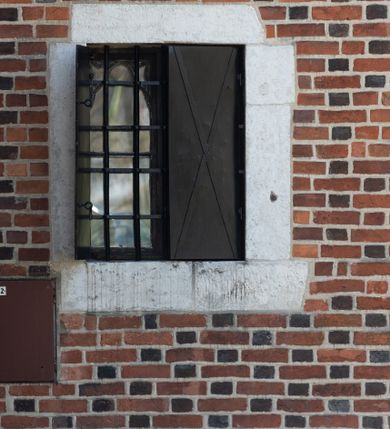 Zdjęcie nr 104: Kościół murowany z cegły, z użyciem zendrówki, na wysokim podmurowaniu z kamienia łupanego, jednonawowy, orientowany. 
Prezbiterium i nawa na planie prostokątów, nawa szersza i dłuższa od prezbiterium. Zakrystia na rzucie wydłużonego prostokąta przylega do wschodniej ściany prezbiterium, występując poza mury nawy. Prezbiterium od wschodu ujęte w narożach dwiema ukośnymi szkarpami, od południa jedną prostopadłą. Przy południowej ścianie nawy kruchta na planie kwadratu. Nawa w narożach ujęta szkarpami, od wschodu dwiema prostopadłymi, od zachodu ukośnymi. 
Prezbiterium dwuprzęsłowe, nakryte sklepieniem krzyżowo-żebrowym. Na zwornikach dwie tarcze z herbami Trzy Korony i Wieniawa. Zakrystia sklepiona kolebkowo. Nawa nakryta drewnianym stropem z kasetonami i rozetami. Kruchta sklepiona krzyżowo-żebrowo ze zwornikiem z tarczą z herbem Wieniawa. Otwór tęczowy w formie stojącego prostokąta zamkniętego łukiem ostrym. W zachodniej części nawy drewniany parapet chóru muzycznego wsparty na dwóch filarach. 
Fasada w jednej trzeciej wysokości odcięta kamiennym gzymsem kapnikowym, zakończona jodełkowym fryzem w partii muru, zwieńczona trójkątnym szczytem. Mur dekorowany zendrówką ułożoną „w zęby”, w partii szczytu w układzie rombowym. Na osi kamienny ostrołukowy portal o schodkowym nadprożu, dekorowanym krzyżującym się laskowaniem; węgary gładkie w jednej trzeciej wysokości przechodzące w piramidki i profilowanie powyżej. Nad portalem kamienna kwadratowa tablica, ujęta kamiennym obramieniem z tarczą z herbem Wieniawa. Ponad nią, na osi okulus w kamiennym obramieniu. 
Elewacje północna i południowa w części nawy w jednej trzeciej wysokości przedzielone kamiennym gzymsem kapnikowym, na zakończeniu ścian z gzymsem wieńczącym. Mur dekorowany zendrówką w układzie rombowym. Na elewacji południowej cztery okna w formie wydłużonego, stojącego prostokąta zamkniętego łukiem ostrym, w kamiennych obramieniach, podzielone laskowaniem. Południowa ściana prezbiterium zakończona gzymsem wieńczącym, w górnej części muru dekorowana zendrówką ułożoną „w zęby”. 
Szkarpy opinające nawę uskokowe, zwężające się ku górze, nakryte daszkami pulpitowymi. Szkarpy opinające prezbiterium nakryte daszkami pulpitowymi, podzielone gzymsami kapnikowymi. 
Kruchta od strony wschodniej i zachodniej podzielona kamiennym gzymsem kapnikowym, od południa zakończona gzymsem wieńczącym. Na ścianie południowej kruchty kamienny, ostrołukowy portal, o schodkowym nadprożu, dekorowanym krzyżującym się laskowaniem; węgary gładkie, w jednej trzeciej wysokości przechodzące w piramidki i profilowanie powyżej. Nad portalem kamienna tarcza z herbem Wieniawa. 
Elewacja wschodnia zwieńczona trójkątnym szczytem, w którego partii mur dekorowany jest zendrówką w układzie rombowym. Na osi okno w formie wydłużonego, stojącego prostokąta zamkniętego łukiem ostrym, w kamiennym obramieniu, zamurowane w trzech piątych wysokości, zakończone daszkiem pulpitowym. W dolnej części okna znajduje się ogrójec. 
Nawa i prezbiterium nakryte osobnymi blaszanymi dachami dwuspadowymi, kruchta i zakrystia pulpitowymi. Nad nawą blaszana wieżyczka na sygnaturkę z latarnią i hełmem baniastym.





