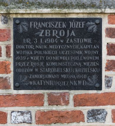 Zdjęcie nr 103: Kościół murowany z cegły, z użyciem zendrówki, na wysokim podmurowaniu z kamienia łupanego, jednonawowy, orientowany. 
Prezbiterium i nawa na planie prostokątów, nawa szersza i dłuższa od prezbiterium. Zakrystia na rzucie wydłużonego prostokąta przylega do wschodniej ściany prezbiterium, występując poza mury nawy. Prezbiterium od wschodu ujęte w narożach dwiema ukośnymi szkarpami, od południa jedną prostopadłą. Przy południowej ścianie nawy kruchta na planie kwadratu. Nawa w narożach ujęta szkarpami, od wschodu dwiema prostopadłymi, od zachodu ukośnymi. 
Prezbiterium dwuprzęsłowe, nakryte sklepieniem krzyżowo-żebrowym. Na zwornikach dwie tarcze z herbami Trzy Korony i Wieniawa. Zakrystia sklepiona kolebkowo. Nawa nakryta drewnianym stropem z kasetonami i rozetami. Kruchta sklepiona krzyżowo-żebrowo ze zwornikiem z tarczą z herbem Wieniawa. Otwór tęczowy w formie stojącego prostokąta zamkniętego łukiem ostrym. W zachodniej części nawy drewniany parapet chóru muzycznego wsparty na dwóch filarach. 
Fasada w jednej trzeciej wysokości odcięta kamiennym gzymsem kapnikowym, zakończona jodełkowym fryzem w partii muru, zwieńczona trójkątnym szczytem. Mur dekorowany zendrówką ułożoną „w zęby”, w partii szczytu w układzie rombowym. Na osi kamienny ostrołukowy portal o schodkowym nadprożu, dekorowanym krzyżującym się laskowaniem; węgary gładkie w jednej trzeciej wysokości przechodzące w piramidki i profilowanie powyżej. Nad portalem kamienna kwadratowa tablica, ujęta kamiennym obramieniem z tarczą z herbem Wieniawa. Ponad nią, na osi okulus w kamiennym obramieniu. 
Elewacje północna i południowa w części nawy w jednej trzeciej wysokości przedzielone kamiennym gzymsem kapnikowym, na zakończeniu ścian z gzymsem wieńczącym. Mur dekorowany zendrówką w układzie rombowym. Na elewacji południowej cztery okna w formie wydłużonego, stojącego prostokąta zamkniętego łukiem ostrym, w kamiennych obramieniach, podzielone laskowaniem. Południowa ściana prezbiterium zakończona gzymsem wieńczącym, w górnej części muru dekorowana zendrówką ułożoną „w zęby”. 
Szkarpy opinające nawę uskokowe, zwężające się ku górze, nakryte daszkami pulpitowymi. Szkarpy opinające prezbiterium nakryte daszkami pulpitowymi, podzielone gzymsami kapnikowymi. 
Kruchta od strony wschodniej i zachodniej podzielona kamiennym gzymsem kapnikowym, od południa zakończona gzymsem wieńczącym. Na ścianie południowej kruchty kamienny, ostrołukowy portal, o schodkowym nadprożu, dekorowanym krzyżującym się laskowaniem; węgary gładkie, w jednej trzeciej wysokości przechodzące w piramidki i profilowanie powyżej. Nad portalem kamienna tarcza z herbem Wieniawa. 
Elewacja wschodnia zwieńczona trójkątnym szczytem, w którego partii mur dekorowany jest zendrówką w układzie rombowym. Na osi okno w formie wydłużonego, stojącego prostokąta zamkniętego łukiem ostrym, w kamiennym obramieniu, zamurowane w trzech piątych wysokości, zakończone daszkiem pulpitowym. W dolnej części okna znajduje się ogrójec. 
Nawa i prezbiterium nakryte osobnymi blaszanymi dachami dwuspadowymi, kruchta i zakrystia pulpitowymi. Nad nawą blaszana wieżyczka na sygnaturkę z latarnią i hełmem baniastym.





