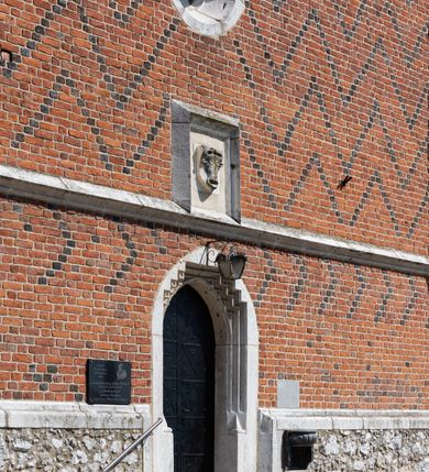 Zdjęcie nr 91: Kościół murowany z cegły, z użyciem zendrówki, na wysokim podmurowaniu z kamienia łupanego, jednonawowy, orientowany. 
Prezbiterium i nawa na planie prostokątów, nawa szersza i dłuższa od prezbiterium. Zakrystia na rzucie wydłużonego prostokąta przylega do wschodniej ściany prezbiterium, występując poza mury nawy. Prezbiterium od wschodu ujęte w narożach dwiema ukośnymi szkarpami, od południa jedną prostopadłą. Przy południowej ścianie nawy kruchta na planie kwadratu. Nawa w narożach ujęta szkarpami, od wschodu dwiema prostopadłymi, od zachodu ukośnymi. 
Prezbiterium dwuprzęsłowe, nakryte sklepieniem krzyżowo-żebrowym. Na zwornikach dwie tarcze z herbami Trzy Korony i Wieniawa. Zakrystia sklepiona kolebkowo. Nawa nakryta drewnianym stropem z kasetonami i rozetami. Kruchta sklepiona krzyżowo-żebrowo ze zwornikiem z tarczą z herbem Wieniawa. Otwór tęczowy w formie stojącego prostokąta zamkniętego łukiem ostrym. W zachodniej części nawy drewniany parapet chóru muzycznego wsparty na dwóch filarach. 
Fasada w jednej trzeciej wysokości odcięta kamiennym gzymsem kapnikowym, zakończona jodełkowym fryzem w partii muru, zwieńczona trójkątnym szczytem. Mur dekorowany zendrówką ułożoną „w zęby”, w partii szczytu w układzie rombowym. Na osi kamienny ostrołukowy portal o schodkowym nadprożu, dekorowanym krzyżującym się laskowaniem; węgary gładkie w jednej trzeciej wysokości przechodzące w piramidki i profilowanie powyżej. Nad portalem kamienna kwadratowa tablica, ujęta kamiennym obramieniem z tarczą z herbem Wieniawa. Ponad nią, na osi okulus w kamiennym obramieniu. 
Elewacje północna i południowa w części nawy w jednej trzeciej wysokości przedzielone kamiennym gzymsem kapnikowym, na zakończeniu ścian z gzymsem wieńczącym. Mur dekorowany zendrówką w układzie rombowym. Na elewacji południowej cztery okna w formie wydłużonego, stojącego prostokąta zamkniętego łukiem ostrym, w kamiennych obramieniach, podzielone laskowaniem. Południowa ściana prezbiterium zakończona gzymsem wieńczącym, w górnej części muru dekorowana zendrówką ułożoną „w zęby”. 
Szkarpy opinające nawę uskokowe, zwężające się ku górze, nakryte daszkami pulpitowymi. Szkarpy opinające prezbiterium nakryte daszkami pulpitowymi, podzielone gzymsami kapnikowymi. 
Kruchta od strony wschodniej i zachodniej podzielona kamiennym gzymsem kapnikowym, od południa zakończona gzymsem wieńczącym. Na ścianie południowej kruchty kamienny, ostrołukowy portal, o schodkowym nadprożu, dekorowanym krzyżującym się laskowaniem; węgary gładkie, w jednej trzeciej wysokości przechodzące w piramidki i profilowanie powyżej. Nad portalem kamienna tarcza z herbem Wieniawa. 
Elewacja wschodnia zwieńczona trójkątnym szczytem, w którego partii mur dekorowany jest zendrówką w układzie rombowym. Na osi okno w formie wydłużonego, stojącego prostokąta zamkniętego łukiem ostrym, w kamiennym obramieniu, zamurowane w trzech piątych wysokości, zakończone daszkiem pulpitowym. W dolnej części okna znajduje się ogrójec. 
Nawa i prezbiterium nakryte osobnymi blaszanymi dachami dwuspadowymi, kruchta i zakrystia pulpitowymi. Nad nawą blaszana wieżyczka na sygnaturkę z latarnią i hełmem baniastym.





