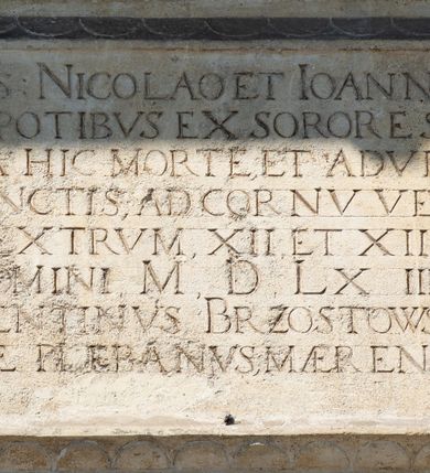 Zdjęcie nr 100: Kościół murowany z cegły, z użyciem zendrówki, na wysokim podmurowaniu z kamienia łupanego, jednonawowy, orientowany. 
Prezbiterium i nawa na planie prostokątów, nawa szersza i dłuższa od prezbiterium. Zakrystia na rzucie wydłużonego prostokąta przylega do wschodniej ściany prezbiterium, występując poza mury nawy. Prezbiterium od wschodu ujęte w narożach dwiema ukośnymi szkarpami, od południa jedną prostopadłą. Przy południowej ścianie nawy kruchta na planie kwadratu. Nawa w narożach ujęta szkarpami, od wschodu dwiema prostopadłymi, od zachodu ukośnymi. 
Prezbiterium dwuprzęsłowe, nakryte sklepieniem krzyżowo-żebrowym. Na zwornikach dwie tarcze z herbami Trzy Korony i Wieniawa. Zakrystia sklepiona kolebkowo. Nawa nakryta drewnianym stropem z kasetonami i rozetami. Kruchta sklepiona krzyżowo-żebrowo ze zwornikiem z tarczą z herbem Wieniawa. Otwór tęczowy w formie stojącego prostokąta zamkniętego łukiem ostrym. W zachodniej części nawy drewniany parapet chóru muzycznego wsparty na dwóch filarach. 
Fasada w jednej trzeciej wysokości odcięta kamiennym gzymsem kapnikowym, zakończona jodełkowym fryzem w partii muru, zwieńczona trójkątnym szczytem. Mur dekorowany zendrówką ułożoną „w zęby”, w partii szczytu w układzie rombowym. Na osi kamienny ostrołukowy portal o schodkowym nadprożu, dekorowanym krzyżującym się laskowaniem; węgary gładkie w jednej trzeciej wysokości przechodzące w piramidki i profilowanie powyżej. Nad portalem kamienna kwadratowa tablica, ujęta kamiennym obramieniem z tarczą z herbem Wieniawa. Ponad nią, na osi okulus w kamiennym obramieniu. 
Elewacje północna i południowa w części nawy w jednej trzeciej wysokości przedzielone kamiennym gzymsem kapnikowym, na zakończeniu ścian z gzymsem wieńczącym. Mur dekorowany zendrówką w układzie rombowym. Na elewacji południowej cztery okna w formie wydłużonego, stojącego prostokąta zamkniętego łukiem ostrym, w kamiennych obramieniach, podzielone laskowaniem. Południowa ściana prezbiterium zakończona gzymsem wieńczącym, w górnej części muru dekorowana zendrówką ułożoną „w zęby”. 
Szkarpy opinające nawę uskokowe, zwężające się ku górze, nakryte daszkami pulpitowymi. Szkarpy opinające prezbiterium nakryte daszkami pulpitowymi, podzielone gzymsami kapnikowymi. 
Kruchta od strony wschodniej i zachodniej podzielona kamiennym gzymsem kapnikowym, od południa zakończona gzymsem wieńczącym. Na ścianie południowej kruchty kamienny, ostrołukowy portal, o schodkowym nadprożu, dekorowanym krzyżującym się laskowaniem; węgary gładkie, w jednej trzeciej wysokości przechodzące w piramidki i profilowanie powyżej. Nad portalem kamienna tarcza z herbem Wieniawa. 
Elewacja wschodnia zwieńczona trójkątnym szczytem, w którego partii mur dekorowany jest zendrówką w układzie rombowym. Na osi okno w formie wydłużonego, stojącego prostokąta zamkniętego łukiem ostrym, w kamiennym obramieniu, zamurowane w trzech piątych wysokości, zakończone daszkiem pulpitowym. W dolnej części okna znajduje się ogrójec. 
Nawa i prezbiterium nakryte osobnymi blaszanymi dachami dwuspadowymi, kruchta i zakrystia pulpitowymi. Nad nawą blaszana wieżyczka na sygnaturkę z latarnią i hełmem baniastym.





