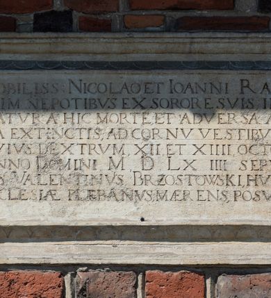 Zdjęcie nr 99: Kościół murowany z cegły, z użyciem zendrówki, na wysokim podmurowaniu z kamienia łupanego, jednonawowy, orientowany. 
Prezbiterium i nawa na planie prostokątów, nawa szersza i dłuższa od prezbiterium. Zakrystia na rzucie wydłużonego prostokąta przylega do wschodniej ściany prezbiterium, występując poza mury nawy. Prezbiterium od wschodu ujęte w narożach dwiema ukośnymi szkarpami, od południa jedną prostopadłą. Przy południowej ścianie nawy kruchta na planie kwadratu. Nawa w narożach ujęta szkarpami, od wschodu dwiema prostopadłymi, od zachodu ukośnymi. 
Prezbiterium dwuprzęsłowe, nakryte sklepieniem krzyżowo-żebrowym. Na zwornikach dwie tarcze z herbami Trzy Korony i Wieniawa. Zakrystia sklepiona kolebkowo. Nawa nakryta drewnianym stropem z kasetonami i rozetami. Kruchta sklepiona krzyżowo-żebrowo ze zwornikiem z tarczą z herbem Wieniawa. Otwór tęczowy w formie stojącego prostokąta zamkniętego łukiem ostrym. W zachodniej części nawy drewniany parapet chóru muzycznego wsparty na dwóch filarach. 
Fasada w jednej trzeciej wysokości odcięta kamiennym gzymsem kapnikowym, zakończona jodełkowym fryzem w partii muru, zwieńczona trójkątnym szczytem. Mur dekorowany zendrówką ułożoną „w zęby”, w partii szczytu w układzie rombowym. Na osi kamienny ostrołukowy portal o schodkowym nadprożu, dekorowanym krzyżującym się laskowaniem; węgary gładkie w jednej trzeciej wysokości przechodzące w piramidki i profilowanie powyżej. Nad portalem kamienna kwadratowa tablica, ujęta kamiennym obramieniem z tarczą z herbem Wieniawa. Ponad nią, na osi okulus w kamiennym obramieniu. 
Elewacje północna i południowa w części nawy w jednej trzeciej wysokości przedzielone kamiennym gzymsem kapnikowym, na zakończeniu ścian z gzymsem wieńczącym. Mur dekorowany zendrówką w układzie rombowym. Na elewacji południowej cztery okna w formie wydłużonego, stojącego prostokąta zamkniętego łukiem ostrym, w kamiennych obramieniach, podzielone laskowaniem. Południowa ściana prezbiterium zakończona gzymsem wieńczącym, w górnej części muru dekorowana zendrówką ułożoną „w zęby”. 
Szkarpy opinające nawę uskokowe, zwężające się ku górze, nakryte daszkami pulpitowymi. Szkarpy opinające prezbiterium nakryte daszkami pulpitowymi, podzielone gzymsami kapnikowymi. 
Kruchta od strony wschodniej i zachodniej podzielona kamiennym gzymsem kapnikowym, od południa zakończona gzymsem wieńczącym. Na ścianie południowej kruchty kamienny, ostrołukowy portal, o schodkowym nadprożu, dekorowanym krzyżującym się laskowaniem; węgary gładkie, w jednej trzeciej wysokości przechodzące w piramidki i profilowanie powyżej. Nad portalem kamienna tarcza z herbem Wieniawa. 
Elewacja wschodnia zwieńczona trójkątnym szczytem, w którego partii mur dekorowany jest zendrówką w układzie rombowym. Na osi okno w formie wydłużonego, stojącego prostokąta zamkniętego łukiem ostrym, w kamiennym obramieniu, zamurowane w trzech piątych wysokości, zakończone daszkiem pulpitowym. W dolnej części okna znajduje się ogrójec. 
Nawa i prezbiterium nakryte osobnymi blaszanymi dachami dwuspadowymi, kruchta i zakrystia pulpitowymi. Nad nawą blaszana wieżyczka na sygnaturkę z latarnią i hełmem baniastym.





