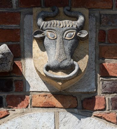 Zdjęcie nr 111: Kościół murowany z cegły, z użyciem zendrówki, na wysokim podmurowaniu z kamienia łupanego, jednonawowy, orientowany. 
Prezbiterium i nawa na planie prostokątów, nawa szersza i dłuższa od prezbiterium. Zakrystia na rzucie wydłużonego prostokąta przylega do wschodniej ściany prezbiterium, występując poza mury nawy. Prezbiterium od wschodu ujęte w narożach dwiema ukośnymi szkarpami, od południa jedną prostopadłą. Przy południowej ścianie nawy kruchta na planie kwadratu. Nawa w narożach ujęta szkarpami, od wschodu dwiema prostopadłymi, od zachodu ukośnymi. 
Prezbiterium dwuprzęsłowe, nakryte sklepieniem krzyżowo-żebrowym. Na zwornikach dwie tarcze z herbami Trzy Korony i Wieniawa. Zakrystia sklepiona kolebkowo. Nawa nakryta drewnianym stropem z kasetonami i rozetami. Kruchta sklepiona krzyżowo-żebrowo ze zwornikiem z tarczą z herbem Wieniawa. Otwór tęczowy w formie stojącego prostokąta zamkniętego łukiem ostrym. W zachodniej części nawy drewniany parapet chóru muzycznego wsparty na dwóch filarach. 
Fasada w jednej trzeciej wysokości odcięta kamiennym gzymsem kapnikowym, zakończona jodełkowym fryzem w partii muru, zwieńczona trójkątnym szczytem. Mur dekorowany zendrówką ułożoną „w zęby”, w partii szczytu w układzie rombowym. Na osi kamienny ostrołukowy portal o schodkowym nadprożu, dekorowanym krzyżującym się laskowaniem; węgary gładkie w jednej trzeciej wysokości przechodzące w piramidki i profilowanie powyżej. Nad portalem kamienna kwadratowa tablica, ujęta kamiennym obramieniem z tarczą z herbem Wieniawa. Ponad nią, na osi okulus w kamiennym obramieniu. 
Elewacje północna i południowa w części nawy w jednej trzeciej wysokości przedzielone kamiennym gzymsem kapnikowym, na zakończeniu ścian z gzymsem wieńczącym. Mur dekorowany zendrówką w układzie rombowym. Na elewacji południowej cztery okna w formie wydłużonego, stojącego prostokąta zamkniętego łukiem ostrym, w kamiennych obramieniach, podzielone laskowaniem. Południowa ściana prezbiterium zakończona gzymsem wieńczącym, w górnej części muru dekorowana zendrówką ułożoną „w zęby”. 
Szkarpy opinające nawę uskokowe, zwężające się ku górze, nakryte daszkami pulpitowymi. Szkarpy opinające prezbiterium nakryte daszkami pulpitowymi, podzielone gzymsami kapnikowymi. 
Kruchta od strony wschodniej i zachodniej podzielona kamiennym gzymsem kapnikowym, od południa zakończona gzymsem wieńczącym. Na ścianie południowej kruchty kamienny, ostrołukowy portal, o schodkowym nadprożu, dekorowanym krzyżującym się laskowaniem; węgary gładkie, w jednej trzeciej wysokości przechodzące w piramidki i profilowanie powyżej. Nad portalem kamienna tarcza z herbem Wieniawa. 
Elewacja wschodnia zwieńczona trójkątnym szczytem, w którego partii mur dekorowany jest zendrówką w układzie rombowym. Na osi okno w formie wydłużonego, stojącego prostokąta zamkniętego łukiem ostrym, w kamiennym obramieniu, zamurowane w trzech piątych wysokości, zakończone daszkiem pulpitowym. W dolnej części okna znajduje się ogrójec. 
Nawa i prezbiterium nakryte osobnymi blaszanymi dachami dwuspadowymi, kruchta i zakrystia pulpitowymi. Nad nawą blaszana wieżyczka na sygnaturkę z latarnią i hełmem baniastym.





