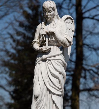 Zdjęcie nr 15: Kościół murowany z cegły, z użyciem zendrówki, na wysokim podmurowaniu z kamienia łupanego, jednonawowy, orientowany. 
Prezbiterium i nawa na planie prostokątów, nawa szersza i dłuższa od prezbiterium. Zakrystia na rzucie wydłużonego prostokąta przylega do wschodniej ściany prezbiterium, występując poza mury nawy. Prezbiterium od wschodu ujęte w narożach dwiema ukośnymi szkarpami, od południa jedną prostopadłą. Przy południowej ścianie nawy kruchta na planie kwadratu. Nawa w narożach ujęta szkarpami, od wschodu dwiema prostopadłymi, od zachodu ukośnymi. 
Prezbiterium dwuprzęsłowe, nakryte sklepieniem krzyżowo-żebrowym. Na zwornikach dwie tarcze z herbami Trzy Korony i Wieniawa. Zakrystia sklepiona kolebkowo. Nawa nakryta drewnianym stropem z kasetonami i rozetami. Kruchta sklepiona krzyżowo-żebrowo ze zwornikiem z tarczą z herbem Wieniawa. Otwór tęczowy w formie stojącego prostokąta zamkniętego łukiem ostrym. W zachodniej części nawy drewniany parapet chóru muzycznego wsparty na dwóch filarach. 
Fasada w jednej trzeciej wysokości odcięta kamiennym gzymsem kapnikowym, zakończona jodełkowym fryzem w partii muru, zwieńczona trójkątnym szczytem. Mur dekorowany zendrówką ułożoną „w zęby”, w partii szczytu w układzie rombowym. Na osi kamienny ostrołukowy portal o schodkowym nadprożu, dekorowanym krzyżującym się laskowaniem; węgary gładkie w jednej trzeciej wysokości przechodzące w piramidki i profilowanie powyżej. Nad portalem kamienna kwadratowa tablica, ujęta kamiennym obramieniem z tarczą z herbem Wieniawa. Ponad nią, na osi okulus w kamiennym obramieniu. 
Elewacje północna i południowa w części nawy w jednej trzeciej wysokości przedzielone kamiennym gzymsem kapnikowym, na zakończeniu ścian z gzymsem wieńczącym. Mur dekorowany zendrówką w układzie rombowym. Na elewacji południowej cztery okna w formie wydłużonego, stojącego prostokąta zamkniętego łukiem ostrym, w kamiennych obramieniach, podzielone laskowaniem. Południowa ściana prezbiterium zakończona gzymsem wieńczącym, w górnej części muru dekorowana zendrówką ułożoną „w zęby”. 
Szkarpy opinające nawę uskokowe, zwężające się ku górze, nakryte daszkami pulpitowymi. Szkarpy opinające prezbiterium nakryte daszkami pulpitowymi, podzielone gzymsami kapnikowymi. 
Kruchta od strony wschodniej i zachodniej podzielona kamiennym gzymsem kapnikowym, od południa zakończona gzymsem wieńczącym. Na ścianie południowej kruchty kamienny, ostrołukowy portal, o schodkowym nadprożu, dekorowanym krzyżującym się laskowaniem; węgary gładkie, w jednej trzeciej wysokości przechodzące w piramidki i profilowanie powyżej. Nad portalem kamienna tarcza z herbem Wieniawa. 
Elewacja wschodnia zwieńczona trójkątnym szczytem, w którego partii mur dekorowany jest zendrówką w układzie rombowym. Na osi okno w formie wydłużonego, stojącego prostokąta zamkniętego łukiem ostrym, w kamiennym obramieniu, zamurowane w trzech piątych wysokości, zakończone daszkiem pulpitowym. W dolnej części okna znajduje się ogrójec. 
Nawa i prezbiterium nakryte osobnymi blaszanymi dachami dwuspadowymi, kruchta i zakrystia pulpitowymi. Nad nawą blaszana wieżyczka na sygnaturkę z latarnią i hełmem baniastym.





