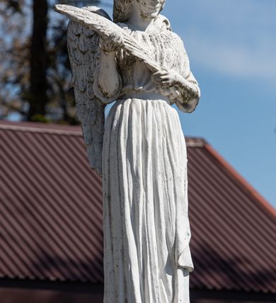 Zdjęcie nr 13: Kościół murowany z cegły, z użyciem zendrówki, na wysokim podmurowaniu z kamienia łupanego, jednonawowy, orientowany. 
Prezbiterium i nawa na planie prostokątów, nawa szersza i dłuższa od prezbiterium. Zakrystia na rzucie wydłużonego prostokąta przylega do wschodniej ściany prezbiterium, występując poza mury nawy. Prezbiterium od wschodu ujęte w narożach dwiema ukośnymi szkarpami, od południa jedną prostopadłą. Przy południowej ścianie nawy kruchta na planie kwadratu. Nawa w narożach ujęta szkarpami, od wschodu dwiema prostopadłymi, od zachodu ukośnymi. 
Prezbiterium dwuprzęsłowe, nakryte sklepieniem krzyżowo-żebrowym. Na zwornikach dwie tarcze z herbami Trzy Korony i Wieniawa. Zakrystia sklepiona kolebkowo. Nawa nakryta drewnianym stropem z kasetonami i rozetami. Kruchta sklepiona krzyżowo-żebrowo ze zwornikiem z tarczą z herbem Wieniawa. Otwór tęczowy w formie stojącego prostokąta zamkniętego łukiem ostrym. W zachodniej części nawy drewniany parapet chóru muzycznego wsparty na dwóch filarach. 
Fasada w jednej trzeciej wysokości odcięta kamiennym gzymsem kapnikowym, zakończona jodełkowym fryzem w partii muru, zwieńczona trójkątnym szczytem. Mur dekorowany zendrówką ułożoną „w zęby”, w partii szczytu w układzie rombowym. Na osi kamienny ostrołukowy portal o schodkowym nadprożu, dekorowanym krzyżującym się laskowaniem; węgary gładkie w jednej trzeciej wysokości przechodzące w piramidki i profilowanie powyżej. Nad portalem kamienna kwadratowa tablica, ujęta kamiennym obramieniem z tarczą z herbem Wieniawa. Ponad nią, na osi okulus w kamiennym obramieniu. 
Elewacje północna i południowa w części nawy w jednej trzeciej wysokości przedzielone kamiennym gzymsem kapnikowym, na zakończeniu ścian z gzymsem wieńczącym. Mur dekorowany zendrówką w układzie rombowym. Na elewacji południowej cztery okna w formie wydłużonego, stojącego prostokąta zamkniętego łukiem ostrym, w kamiennych obramieniach, podzielone laskowaniem. Południowa ściana prezbiterium zakończona gzymsem wieńczącym, w górnej części muru dekorowana zendrówką ułożoną „w zęby”. 
Szkarpy opinające nawę uskokowe, zwężające się ku górze, nakryte daszkami pulpitowymi. Szkarpy opinające prezbiterium nakryte daszkami pulpitowymi, podzielone gzymsami kapnikowymi. 
Kruchta od strony wschodniej i zachodniej podzielona kamiennym gzymsem kapnikowym, od południa zakończona gzymsem wieńczącym. Na ścianie południowej kruchty kamienny, ostrołukowy portal, o schodkowym nadprożu, dekorowanym krzyżującym się laskowaniem; węgary gładkie, w jednej trzeciej wysokości przechodzące w piramidki i profilowanie powyżej. Nad portalem kamienna tarcza z herbem Wieniawa. 
Elewacja wschodnia zwieńczona trójkątnym szczytem, w którego partii mur dekorowany jest zendrówką w układzie rombowym. Na osi okno w formie wydłużonego, stojącego prostokąta zamkniętego łukiem ostrym, w kamiennym obramieniu, zamurowane w trzech piątych wysokości, zakończone daszkiem pulpitowym. W dolnej części okna znajduje się ogrójec. 
Nawa i prezbiterium nakryte osobnymi blaszanymi dachami dwuspadowymi, kruchta i zakrystia pulpitowymi. Nad nawą blaszana wieżyczka na sygnaturkę z latarnią i hełmem baniastym.





