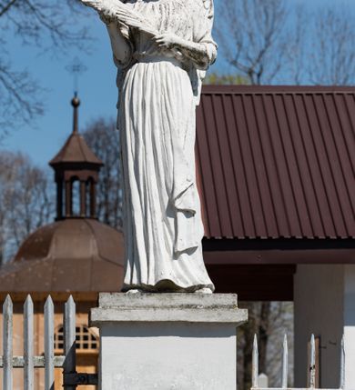 Zdjęcie nr 14: Kościół murowany z cegły, z użyciem zendrówki, na wysokim podmurowaniu z kamienia łupanego, jednonawowy, orientowany. 
Prezbiterium i nawa na planie prostokątów, nawa szersza i dłuższa od prezbiterium. Zakrystia na rzucie wydłużonego prostokąta przylega do wschodniej ściany prezbiterium, występując poza mury nawy. Prezbiterium od wschodu ujęte w narożach dwiema ukośnymi szkarpami, od południa jedną prostopadłą. Przy południowej ścianie nawy kruchta na planie kwadratu. Nawa w narożach ujęta szkarpami, od wschodu dwiema prostopadłymi, od zachodu ukośnymi. 
Prezbiterium dwuprzęsłowe, nakryte sklepieniem krzyżowo-żebrowym. Na zwornikach dwie tarcze z herbami Trzy Korony i Wieniawa. Zakrystia sklepiona kolebkowo. Nawa nakryta drewnianym stropem z kasetonami i rozetami. Kruchta sklepiona krzyżowo-żebrowo ze zwornikiem z tarczą z herbem Wieniawa. Otwór tęczowy w formie stojącego prostokąta zamkniętego łukiem ostrym. W zachodniej części nawy drewniany parapet chóru muzycznego wsparty na dwóch filarach. 
Fasada w jednej trzeciej wysokości odcięta kamiennym gzymsem kapnikowym, zakończona jodełkowym fryzem w partii muru, zwieńczona trójkątnym szczytem. Mur dekorowany zendrówką ułożoną „w zęby”, w partii szczytu w układzie rombowym. Na osi kamienny ostrołukowy portal o schodkowym nadprożu, dekorowanym krzyżującym się laskowaniem; węgary gładkie w jednej trzeciej wysokości przechodzące w piramidki i profilowanie powyżej. Nad portalem kamienna kwadratowa tablica, ujęta kamiennym obramieniem z tarczą z herbem Wieniawa. Ponad nią, na osi okulus w kamiennym obramieniu. 
Elewacje północna i południowa w części nawy w jednej trzeciej wysokości przedzielone kamiennym gzymsem kapnikowym, na zakończeniu ścian z gzymsem wieńczącym. Mur dekorowany zendrówką w układzie rombowym. Na elewacji południowej cztery okna w formie wydłużonego, stojącego prostokąta zamkniętego łukiem ostrym, w kamiennych obramieniach, podzielone laskowaniem. Południowa ściana prezbiterium zakończona gzymsem wieńczącym, w górnej części muru dekorowana zendrówką ułożoną „w zęby”. 
Szkarpy opinające nawę uskokowe, zwężające się ku górze, nakryte daszkami pulpitowymi. Szkarpy opinające prezbiterium nakryte daszkami pulpitowymi, podzielone gzymsami kapnikowymi. 
Kruchta od strony wschodniej i zachodniej podzielona kamiennym gzymsem kapnikowym, od południa zakończona gzymsem wieńczącym. Na ścianie południowej kruchty kamienny, ostrołukowy portal, o schodkowym nadprożu, dekorowanym krzyżującym się laskowaniem; węgary gładkie, w jednej trzeciej wysokości przechodzące w piramidki i profilowanie powyżej. Nad portalem kamienna tarcza z herbem Wieniawa. 
Elewacja wschodnia zwieńczona trójkątnym szczytem, w którego partii mur dekorowany jest zendrówką w układzie rombowym. Na osi okno w formie wydłużonego, stojącego prostokąta zamkniętego łukiem ostrym, w kamiennym obramieniu, zamurowane w trzech piątych wysokości, zakończone daszkiem pulpitowym. W dolnej części okna znajduje się ogrójec. 
Nawa i prezbiterium nakryte osobnymi blaszanymi dachami dwuspadowymi, kruchta i zakrystia pulpitowymi. Nad nawą blaszana wieżyczka na sygnaturkę z latarnią i hełmem baniastym.





