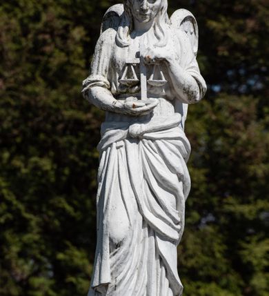 Zdjęcie nr 12: Kościół murowany z cegły, z użyciem zendrówki, na wysokim podmurowaniu z kamienia łupanego, jednonawowy, orientowany. 
Prezbiterium i nawa na planie prostokątów, nawa szersza i dłuższa od prezbiterium. Zakrystia na rzucie wydłużonego prostokąta przylega do wschodniej ściany prezbiterium, występując poza mury nawy. Prezbiterium od wschodu ujęte w narożach dwiema ukośnymi szkarpami, od południa jedną prostopadłą. Przy południowej ścianie nawy kruchta na planie kwadratu. Nawa w narożach ujęta szkarpami, od wschodu dwiema prostopadłymi, od zachodu ukośnymi. 
Prezbiterium dwuprzęsłowe, nakryte sklepieniem krzyżowo-żebrowym. Na zwornikach dwie tarcze z herbami Trzy Korony i Wieniawa. Zakrystia sklepiona kolebkowo. Nawa nakryta drewnianym stropem z kasetonami i rozetami. Kruchta sklepiona krzyżowo-żebrowo ze zwornikiem z tarczą z herbem Wieniawa. Otwór tęczowy w formie stojącego prostokąta zamkniętego łukiem ostrym. W zachodniej części nawy drewniany parapet chóru muzycznego wsparty na dwóch filarach. 
Fasada w jednej trzeciej wysokości odcięta kamiennym gzymsem kapnikowym, zakończona jodełkowym fryzem w partii muru, zwieńczona trójkątnym szczytem. Mur dekorowany zendrówką ułożoną „w zęby”, w partii szczytu w układzie rombowym. Na osi kamienny ostrołukowy portal o schodkowym nadprożu, dekorowanym krzyżującym się laskowaniem; węgary gładkie w jednej trzeciej wysokości przechodzące w piramidki i profilowanie powyżej. Nad portalem kamienna kwadratowa tablica, ujęta kamiennym obramieniem z tarczą z herbem Wieniawa. Ponad nią, na osi okulus w kamiennym obramieniu. 
Elewacje północna i południowa w części nawy w jednej trzeciej wysokości przedzielone kamiennym gzymsem kapnikowym, na zakończeniu ścian z gzymsem wieńczącym. Mur dekorowany zendrówką w układzie rombowym. Na elewacji południowej cztery okna w formie wydłużonego, stojącego prostokąta zamkniętego łukiem ostrym, w kamiennych obramieniach, podzielone laskowaniem. Południowa ściana prezbiterium zakończona gzymsem wieńczącym, w górnej części muru dekorowana zendrówką ułożoną „w zęby”. 
Szkarpy opinające nawę uskokowe, zwężające się ku górze, nakryte daszkami pulpitowymi. Szkarpy opinające prezbiterium nakryte daszkami pulpitowymi, podzielone gzymsami kapnikowymi. 
Kruchta od strony wschodniej i zachodniej podzielona kamiennym gzymsem kapnikowym, od południa zakończona gzymsem wieńczącym. Na ścianie południowej kruchty kamienny, ostrołukowy portal, o schodkowym nadprożu, dekorowanym krzyżującym się laskowaniem; węgary gładkie, w jednej trzeciej wysokości przechodzące w piramidki i profilowanie powyżej. Nad portalem kamienna tarcza z herbem Wieniawa. 
Elewacja wschodnia zwieńczona trójkątnym szczytem, w którego partii mur dekorowany jest zendrówką w układzie rombowym. Na osi okno w formie wydłużonego, stojącego prostokąta zamkniętego łukiem ostrym, w kamiennym obramieniu, zamurowane w trzech piątych wysokości, zakończone daszkiem pulpitowym. W dolnej części okna znajduje się ogrójec. 
Nawa i prezbiterium nakryte osobnymi blaszanymi dachami dwuspadowymi, kruchta i zakrystia pulpitowymi. Nad nawą blaszana wieżyczka na sygnaturkę z latarnią i hełmem baniastym.





