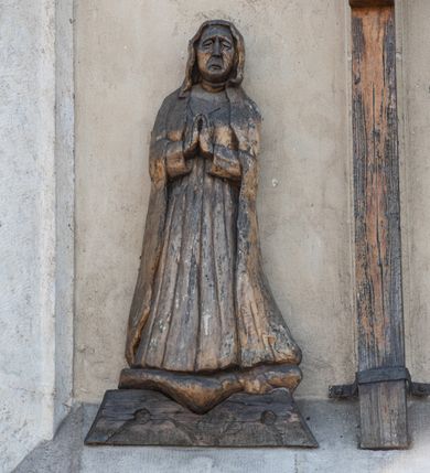 Zdjęcie nr 3: Kościół murowany z cegły, z użyciem zendrówki, na wysokim podmurowaniu z kamienia łupanego, jednonawowy, orientowany. 
Prezbiterium i nawa na planie prostokątów, nawa szersza i dłuższa od prezbiterium. Zakrystia na rzucie wydłużonego prostokąta przylega do wschodniej ściany prezbiterium, występując poza mury nawy. Prezbiterium od wschodu ujęte w narożach dwiema ukośnymi szkarpami, od południa jedną prostopadłą. Przy południowej ścianie nawy kruchta na planie kwadratu. Nawa w narożach ujęta szkarpami, od wschodu dwiema prostopadłymi, od zachodu ukośnymi. 
Prezbiterium dwuprzęsłowe, nakryte sklepieniem krzyżowo-żebrowym. Na zwornikach dwie tarcze z herbami Trzy Korony i Wieniawa. Zakrystia sklepiona kolebkowo. Nawa nakryta drewnianym stropem z kasetonami i rozetami. Kruchta sklepiona krzyżowo-żebrowo ze zwornikiem z tarczą z herbem Wieniawa. Otwór tęczowy w formie stojącego prostokąta zamkniętego łukiem ostrym. W zachodniej części nawy drewniany parapet chóru muzycznego wsparty na dwóch filarach. 
Fasada w jednej trzeciej wysokości odcięta kamiennym gzymsem kapnikowym, zakończona jodełkowym fryzem w partii muru, zwieńczona trójkątnym szczytem. Mur dekorowany zendrówką ułożoną „w zęby”, w partii szczytu w układzie rombowym. Na osi kamienny ostrołukowy portal o schodkowym nadprożu, dekorowanym krzyżującym się laskowaniem; węgary gładkie w jednej trzeciej wysokości przechodzące w piramidki i profilowanie powyżej. Nad portalem kamienna kwadratowa tablica, ujęta kamiennym obramieniem z tarczą z herbem Wieniawa. Ponad nią, na osi okulus w kamiennym obramieniu. 
Elewacje północna i południowa w części nawy w jednej trzeciej wysokości przedzielone kamiennym gzymsem kapnikowym, na zakończeniu ścian z gzymsem wieńczącym. Mur dekorowany zendrówką w układzie rombowym. Na elewacji południowej cztery okna w formie wydłużonego, stojącego prostokąta zamkniętego łukiem ostrym, w kamiennych obramieniach, podzielone laskowaniem. Południowa ściana prezbiterium zakończona gzymsem wieńczącym, w górnej części muru dekorowana zendrówką ułożoną „w zęby”. 
Szkarpy opinające nawę uskokowe, zwężające się ku górze, nakryte daszkami pulpitowymi. Szkarpy opinające prezbiterium nakryte daszkami pulpitowymi, podzielone gzymsami kapnikowymi. 
Kruchta od strony wschodniej i zachodniej podzielona kamiennym gzymsem kapnikowym, od południa zakończona gzymsem wieńczącym. Na ścianie południowej kruchty kamienny, ostrołukowy portal, o schodkowym nadprożu, dekorowanym krzyżującym się laskowaniem; węgary gładkie, w jednej trzeciej wysokości przechodzące w piramidki i profilowanie powyżej. Nad portalem kamienna tarcza z herbem Wieniawa. 
Elewacja wschodnia zwieńczona trójkątnym szczytem, w którego partii mur dekorowany jest zendrówką w układzie rombowym. Na osi okno w formie wydłużonego, stojącego prostokąta zamkniętego łukiem ostrym, w kamiennym obramieniu, zamurowane w trzech piątych wysokości, zakończone daszkiem pulpitowym. W dolnej części okna znajduje się ogrójec. 
Nawa i prezbiterium nakryte osobnymi blaszanymi dachami dwuspadowymi, kruchta i zakrystia pulpitowymi. Nad nawą blaszana wieżyczka na sygnaturkę z latarnią i hełmem baniastym.





