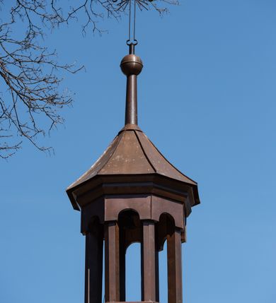 Zdjęcie nr 98: Kościół murowany z cegły, z użyciem zendrówki, na wysokim podmurowaniu z kamienia łupanego, jednonawowy, orientowany. 
Prezbiterium i nawa na planie prostokątów, nawa szersza i dłuższa od prezbiterium. Zakrystia na rzucie wydłużonego prostokąta przylega do wschodniej ściany prezbiterium, występując poza mury nawy. Prezbiterium od wschodu ujęte w narożach dwiema ukośnymi szkarpami, od południa jedną prostopadłą. Przy południowej ścianie nawy kruchta na planie kwadratu. Nawa w narożach ujęta szkarpami, od wschodu dwiema prostopadłymi, od zachodu ukośnymi. 
Prezbiterium dwuprzęsłowe, nakryte sklepieniem krzyżowo-żebrowym. Na zwornikach dwie tarcze z herbami Trzy Korony i Wieniawa. Zakrystia sklepiona kolebkowo. Nawa nakryta drewnianym stropem z kasetonami i rozetami. Kruchta sklepiona krzyżowo-żebrowo ze zwornikiem z tarczą z herbem Wieniawa. Otwór tęczowy w formie stojącego prostokąta zamkniętego łukiem ostrym. W zachodniej części nawy drewniany parapet chóru muzycznego wsparty na dwóch filarach. 
Fasada w jednej trzeciej wysokości odcięta kamiennym gzymsem kapnikowym, zakończona jodełkowym fryzem w partii muru, zwieńczona trójkątnym szczytem. Mur dekorowany zendrówką ułożoną „w zęby”, w partii szczytu w układzie rombowym. Na osi kamienny ostrołukowy portal o schodkowym nadprożu, dekorowanym krzyżującym się laskowaniem; węgary gładkie w jednej trzeciej wysokości przechodzące w piramidki i profilowanie powyżej. Nad portalem kamienna kwadratowa tablica, ujęta kamiennym obramieniem z tarczą z herbem Wieniawa. Ponad nią, na osi okulus w kamiennym obramieniu. 
Elewacje północna i południowa w części nawy w jednej trzeciej wysokości przedzielone kamiennym gzymsem kapnikowym, na zakończeniu ścian z gzymsem wieńczącym. Mur dekorowany zendrówką w układzie rombowym. Na elewacji południowej cztery okna w formie wydłużonego, stojącego prostokąta zamkniętego łukiem ostrym, w kamiennych obramieniach, podzielone laskowaniem. Południowa ściana prezbiterium zakończona gzymsem wieńczącym, w górnej części muru dekorowana zendrówką ułożoną „w zęby”. 
Szkarpy opinające nawę uskokowe, zwężające się ku górze, nakryte daszkami pulpitowymi. Szkarpy opinające prezbiterium nakryte daszkami pulpitowymi, podzielone gzymsami kapnikowymi. 
Kruchta od strony wschodniej i zachodniej podzielona kamiennym gzymsem kapnikowym, od południa zakończona gzymsem wieńczącym. Na ścianie południowej kruchty kamienny, ostrołukowy portal, o schodkowym nadprożu, dekorowanym krzyżującym się laskowaniem; węgary gładkie, w jednej trzeciej wysokości przechodzące w piramidki i profilowanie powyżej. Nad portalem kamienna tarcza z herbem Wieniawa. 
Elewacja wschodnia zwieńczona trójkątnym szczytem, w którego partii mur dekorowany jest zendrówką w układzie rombowym. Na osi okno w formie wydłużonego, stojącego prostokąta zamkniętego łukiem ostrym, w kamiennym obramieniu, zamurowane w trzech piątych wysokości, zakończone daszkiem pulpitowym. W dolnej części okna znajduje się ogrójec. 
Nawa i prezbiterium nakryte osobnymi blaszanymi dachami dwuspadowymi, kruchta i zakrystia pulpitowymi. Nad nawą blaszana wieżyczka na sygnaturkę z latarnią i hełmem baniastym.





