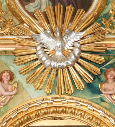 Zdjęcie nr 4: Ołtarz przyścienny, architektoniczny, jednoosiowy, jednokondygnacyjny ze zwieńczeniem. Mensa prostopadłościenna, w antepedium prostokątna płycina ujęta parą kolumienek wspartych na cokołach, ozdobiona aplikowanym krzyżem i dwiema ukośnie spiętymi gałązkami z liśćmi i kwiatami. Retabulum ustawione na wysokim, dwustrefowym cokole, zamkniętym wyłamanym i profilowanym gzymsem. Nastawa ołtarzowa ujęta parą filarów i kolumn ustawionych na tle pilastrów. Trzony kolumn do jednej trzeciej wysokości spiralnie skręcone, powyżej gładkie z grawerowaną wicią winorośli; trzony pilastrów wypełnione prostokątnymi płycinami ze stylizowaną wicią roślinną; kapitele podpór korynckie. Podpory wspierają wyłamane belkowanie, przerwane nad częścią środkową, zamknięte wydatnym, profilowanym gzymsem. W polu środkowym nastawy zamknięta trójbocznie wnęka ze zdwojoną ramą w kształcie stojącego prostokąta, zamkniętego łukiem wklęsło-wypukłym z uskokami z rzeźbą Matki Boskiej z Dzieciątkiem oraz obrazami „Św. Józef” oraz „Św. Agnieszka” na zasuwie. Na osi filarów, w partii belkowania ustawione są pod kątem imposty, podtrzymywane przez płaskie i stylizowane muszle; pośrodku gołębica Ducha Świętego na tle promienistej glorii, a poniżej dwie płaskorzeźbione figury aniołów.  Zwieńczenie w kształcie stojącego prostokąta, ujęte parą ukośnie dostawionych filarów, wspierających wyłamane belkowanie. W polu środkowym owalny obraz „Nauczanie Marii”. Na szczycie zwieńczenia figura św. Michała Archanioła. Dekoracja ornamentalna: przednie ścianki cokołów dekorowane rozetami, po bokach cokołów owalne kartusze ujęte stylizowanymi liśćmi akantu; fryz dekorowany rozetami kwiatowymi; po bokach zwieńczenia uszaki formowane z ażurowej wici roślinnej. Całość struktury ołtarza pokryta marmoryzacją zielono-niebieską; w dolnej części cokołu, w płycinach i w partiach belkowania w kolorze czerwono-pomarańczowym. Detale oraz profilowania pozłacane i posrebrzane. 
