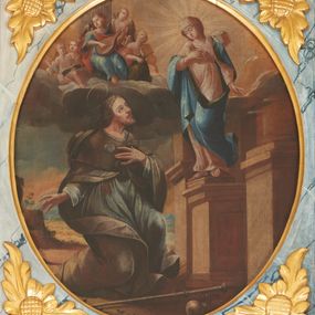 Zdjęcie nr 1: Obraz w kształcie koła z przedstawieniem św. Jakuba Większego przed Matką Boską z Pilar. W centrum kompozycji, nieco z lewej strony ukazany św. Jakub w postawie klęczącej, zwrócony trzy czwarte w lewo, z lewą ręką złożoną na piersi, prawą odsuniętą w bok i głową uniesioną i skierowaną w lewo. Twarz podłużna ze wzrokiem skierowanym na Matkę Boską, okolona krótką brodą i długimi włosami, spiętymi z tyłu. Ubrany jest w jasnoszarą suknię, przewiązaną brązowym paskiem oraz jasnobrązowy płaszcz ozdobiony na piersiach dwiema muszlami. U jego pleców wisi kapelusz pielgrzymi, a u stóp leży laska z bukłakiem. Nad głową ma złoty, okrągły nimb. Po prawej stronie kompozycji pomiędzy filarem i kolumną ustawionymi na wysokich cokołach znajduje się dodatkowy cokół, na którym stoi Matka Boska z Pilar. Maria ukazana jest w kontrapoście z lewą nogą ugiętą w kolanie, z prawą ręką złożoną na piersi, a lewą odsuniętą w bok. Twarz o delikatnych rysach z małymi ustami i dużymi oczami. Ubrana jest w jasnoróżową suknię z długimi rękawami, welonem oraz niebieski płaszcz z zieloną podszewką założony na plecy i przerzucony przez prawe przedramię. Na stopach ma założone sandały, a wokół głowy widnieje duży promienisty nimb. Nad św. Jakubem na chmurze szarych obłoków siedzi wsparta o kanelowaną kolumnę grupa aniołów grających na instrumentach i czytających księgi, ukazanych w uniesieniu. Anioł z przodu wyróżnia się bogatym strojem: niebieską suknią i czerwonym płaszczem spiętym na prawym ramieniu. W tle krajobraz górski i pochmurne niebo. Kolorystyka obrazu stonowana o barwach ciepłych. Obraz wprawiony w zwieńczenie ołtarza, bez ramy.