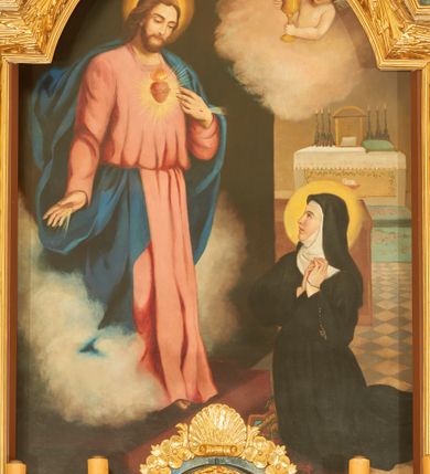 Zdjęcie nr 1: Obraz w kształcie stojącego prostokąta z przedstawieniem wizji św. Małgorzaty Marii Alacoque. Po prawej stronie kompozycji ukazana jest klęcząca św. Małgorzata Maria Alacoque, zwrócona trzy czwarte w prawo ze złożonymi w geście modlitwy dłońmi uniesionymi na lewą stronę, twarz widoczna z lewego profilu. Ubrana jest w czarny habit przepasany w talii z różańcem przy boku, wokół twarzy ma białą podwikę, na głowie czarny welon, a wokół niej złoty i kolisty nimb. Po lewej stronie obrazu stoi Chrystus na czerwonym podeście, wychodzący z obłoku, zwrócony trzy czwarte w lewo z prawą ręką opuszczoną w dół, a lewą ukazujący gorejące na piersi serce, głowa delikatnie pochylona. Twarz ma podłużną, okoloną brodą, z długim nosem i przymkniętymi oczami, włosy długie i bujne, zawinięte puklami do tyłu; wokół głowy ma złoty i kolisty nimb. Chrystus ubrany jest w jasnoczerwoną suknię oraz ciemnoniebieski płaszcz. Na jego piersi ukazane jest gorejące serce w glorii, otoczone koroną cierniową. Na dłoniach ma widoczne ślady po gwoździach z wychodzącymi z nich małymi promieniami. Całość ukazana jest we wnętrzu architektonicznym. Przed podestem leży dywan, bogato dekorowany geometrycznym wzorem. Po prawej stronie widoczna jest czarno-biała kamienna posadzka, w oddali klęcznik, a następnie niewielki ołtarzyk z tabernakulum i sześcioma lichtarzami, nakryty białym obrusem i z barankiem paschalnym na antependium. W górnej części obrazu, po prawej stronie widoczny jest w popiersiu mały, półnagi aniołek z kielichem z hostią w dłoniach.  Chrystus ukazany jest na tle ciemnej ściany. 
 