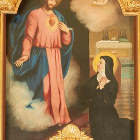 Zdjęcie nr 1: Obraz w kształcie stojącego prostokąta z przedstawieniem wizji św. Małgorzaty Marii Alacoque. Po prawej stronie kompozycji ukazana jest klęcząca św. Małgorzata Maria Alacoque, zwrócona trzy czwarte w prawo ze złożonymi w geście modlitwy dłońmi uniesionymi na lewą stronę, twarz widoczna z lewego profilu. Ubrana jest w czarny habit przepasany w talii z różańcem przy boku, wokół twarzy ma białą podwikę, na głowie czarny welon, a wokół niej złoty i kolisty nimb. Po lewej stronie obrazu stoi Chrystus na czerwonym podeście, wychodzący z obłoku, zwrócony trzy czwarte w lewo z prawą ręką opuszczoną w dół, a lewą ukazujący gorejące na piersi serce, głowa delikatnie pochylona. Twarz ma podłużną, okoloną brodą, z długim nosem i przymkniętymi oczami, włosy długie i bujne, zawinięte puklami do tyłu; wokół głowy ma złoty i kolisty nimb. Chrystus ubrany jest w jasnoczerwoną suknię oraz ciemnoniebieski płaszcz. Na jego piersi ukazane jest gorejące serce w glorii, otoczone koroną cierniową. Na dłoniach ma widoczne ślady po gwoździach z wychodzącymi z nich małymi promieniami. Całość ukazana jest we wnętrzu architektonicznym. Przed podestem leży dywan, bogato dekorowany geometrycznym wzorem. Po prawej stronie widoczna jest czarno-biała kamienna posadzka, w oddali klęcznik, a następnie niewielki ołtarzyk z tabernakulum i sześcioma lichtarzami, nakryty białym obrusem i z barankiem paschalnym na antependium. W górnej części obrazu, po prawej stronie widoczny jest w popiersiu mały, półnagi aniołek z kielichem z hostią w dłoniach.  Chrystus ukazany jest na tle ciemnej ściany. 
 