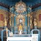 Zdjęcie nr 1: Ołtarz architektoniczny, jednokondygnacyjny, jednoosiowy, z bramkami i zwieńczeniem. Ołtarz kamienny, sarkofagowy, wklęsło-wypukły, na cokole. Mensa kamienna, o brzegu w formie profilowanego gzymsu. Tabernakulum drewniane, obite blachą, w postaci prostopadłościennej skrzynki, z wypukłą ścianką frontową, flankowane parą drewnianych kolumienek o kapitelach kompozytowych, na cokołach. Drzwiczki w formie kwadratu zamkniętego łukiem półkolistym, ujęte ramą z odlewaną dekoracją roślinną, w polu aplikowane, odlewane przedstawienie kielicha eucharystycznego w glorii promienistej na obłoku, z kłosami zbóż po bokach. Na tabernakulum osadzony tron wystawienia w formie prostopadłościanu, z wypukłą ścianką frontową oraz obrotową niszą ujętą profilowaną ramą, flankowany parą kolumienek o kapitelach kompozytowych, dźwigających imposty oraz przerwane w partii architrawu i fryzu belkowanie opasujące go z trzech stron. Na osi podpór przerwany, segmentowy przyczółek, ustawiony pod kątem. Na belkowaniu figurka Baranka Apokaliptycznego, leżącego na księdze na tle glorii promienistej. 
Retabulum na dwustrefowym cokole, w górnej partii zryzalitowanym przy brzegach, ujęte parą zwielokrotnionych pilastrów oraz stojącą przed nimi parą kolumn o kapitelach kompozytowych, ustawionych pod katem względem lica. Podpory dźwigają pełne belkowanie, wyłamane na ich osi, przerwane nad polem środkowym; na linii kolumn przerwany półokrągły przyczółek. W polu zwieńczenia gloria promienista z rzeźbioną gołębicą Ducha Świętego w otoczeniu obłoków i uskrzydlonych główek anielskich. W polu środkowym nisza w formie stojącego prostokąta zamkniętego łukiem segmentowym, w profilowanej ramie, z obrazem Matki Boskiej z Dzieciątkiem w aediculi. Bramki z przejściami w formie wydłużonego, stojącego prostokąta o wklęsłych górnych narożach, zamknięte dwoma spływami wolutowymi stanowiącymi podstawę dla cokołów na figury św. Piotra i św. Pawła. 
Cokoły kolumn dekorowane akantem. W polu środkowym, nad niszą para puttów podtrzymujących koronę; ramę flankują rocaillowe zwisy; u jej spodu palmety i rozety. Na brzegach belkowania wazony dekorowane plecionką i liśćmi. Kondygnacja ujęta uszami utworzonymi z wolut i liści palmowych. Spód cokołu wieńczącego bramki dekorowany muszlą; woluty zdobione kampanulami.
 Struktura polichromowana w kolorze szaro-niebieskim; kolumny, ramy, gloria, profile i ornamentyka złocone; obłoki srebrzone.
