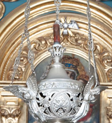 Zdjęcie nr 10: Ołtarz architektoniczny, jednokondygnacyjny, jednoosiowy, z bramkami i zwieńczeniem. Ołtarz kamienny, sarkofagowy, wklęsło-wypukły, na cokole. Mensa kamienna, o brzegu w formie profilowanego gzymsu. Tabernakulum drewniane, obite blachą, w postaci prostopadłościennej skrzynki, z wypukłą ścianką frontową, flankowane parą drewnianych kolumienek o kapitelach kompozytowych, na cokołach. Drzwiczki w formie kwadratu zamkniętego łukiem półkolistym, ujęte ramą z odlewaną dekoracją roślinną, w polu aplikowane, odlewane przedstawienie kielicha eucharystycznego w glorii promienistej na obłoku, z kłosami zbóż po bokach. Na tabernakulum osadzony tron wystawienia w formie prostopadłościanu, z wypukłą ścianką frontową oraz obrotową niszą ujętą profilowaną ramą, flankowany parą kolumienek o kapitelach kompozytowych, dźwigających imposty oraz przerwane w partii architrawu i fryzu belkowanie opasujące go z trzech stron. Na osi podpór przerwany, segmentowy przyczółek, ustawiony pod kątem. Na belkowaniu figurka Baranka Apokaliptycznego, leżącego na księdze na tle glorii promienistej. 
Retabulum na dwustrefowym cokole, w górnej partii zryzalitowanym przy brzegach, ujęte parą zwielokrotnionych pilastrów oraz stojącą przed nimi parą kolumn o kapitelach kompozytowych, ustawionych pod katem względem lica. Podpory dźwigają pełne belkowanie, wyłamane na ich osi, przerwane nad polem środkowym; na linii kolumn przerwany półokrągły przyczółek. W polu zwieńczenia gloria promienista z rzeźbioną gołębicą Ducha Świętego w otoczeniu obłoków i uskrzydlonych główek anielskich. W polu środkowym nisza w formie stojącego prostokąta zamkniętego łukiem segmentowym, w profilowanej ramie, z obrazem Matki Boskiej z Dzieciątkiem w aediculi. Bramki z przejściami w formie wydłużonego, stojącego prostokąta o wklęsłych górnych narożach, zamknięte dwoma spływami wolutowymi stanowiącymi podstawę dla cokołów na figury św. Piotra i św. Pawła. 
Cokoły kolumn dekorowane akantem. W polu środkowym, nad niszą para puttów podtrzymujących koronę; ramę flankują rocaillowe zwisy; u jej spodu palmety i rozety. Na brzegach belkowania wazony dekorowane plecionką i liśćmi. Kondygnacja ujęta uszami utworzonymi z wolut i liści palmowych. Spód cokołu wieńczącego bramki dekorowany muszlą; woluty zdobione kampanulami.
 Struktura polichromowana w kolorze szaro-niebieskim; kolumny, ramy, gloria, profile i ornamentyka złocone; obłoki srebrzone.
