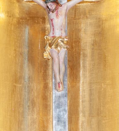 Zdjęcie nr 9: Ołtarz architektoniczny, jednokondygnacyjny, jednoosiowy, z bramkami i zwieńczeniem. Ołtarz kamienny, sarkofagowy, wklęsło-wypukły, na cokole. Mensa kamienna, o brzegu w formie profilowanego gzymsu. Tabernakulum drewniane, obite blachą, w postaci prostopadłościennej skrzynki, z wypukłą ścianką frontową, flankowane parą drewnianych kolumienek o kapitelach kompozytowych, na cokołach. Drzwiczki w formie kwadratu zamkniętego łukiem półkolistym, ujęte ramą z odlewaną dekoracją roślinną, w polu aplikowane, odlewane przedstawienie kielicha eucharystycznego w glorii promienistej na obłoku, z kłosami zbóż po bokach. Na tabernakulum osadzony tron wystawienia w formie prostopadłościanu, z wypukłą ścianką frontową oraz obrotową niszą ujętą profilowaną ramą, flankowany parą kolumienek o kapitelach kompozytowych, dźwigających imposty oraz przerwane w partii architrawu i fryzu belkowanie opasujące go z trzech stron. Na osi podpór przerwany, segmentowy przyczółek, ustawiony pod kątem. Na belkowaniu figurka Baranka Apokaliptycznego, leżącego na księdze na tle glorii promienistej. 
Retabulum na dwustrefowym cokole, w górnej partii zryzalitowanym przy brzegach, ujęte parą zwielokrotnionych pilastrów oraz stojącą przed nimi parą kolumn o kapitelach kompozytowych, ustawionych pod katem względem lica. Podpory dźwigają pełne belkowanie, wyłamane na ich osi, przerwane nad polem środkowym; na linii kolumn przerwany półokrągły przyczółek. W polu zwieńczenia gloria promienista z rzeźbioną gołębicą Ducha Świętego w otoczeniu obłoków i uskrzydlonych główek anielskich. W polu środkowym nisza w formie stojącego prostokąta zamkniętego łukiem segmentowym, w profilowanej ramie, z obrazem Matki Boskiej z Dzieciątkiem w aediculi. Bramki z przejściami w formie wydłużonego, stojącego prostokąta o wklęsłych górnych narożach, zamknięte dwoma spływami wolutowymi stanowiącymi podstawę dla cokołów na figury św. Piotra i św. Pawła. 
Cokoły kolumn dekorowane akantem. W polu środkowym, nad niszą para puttów podtrzymujących koronę; ramę flankują rocaillowe zwisy; u jej spodu palmety i rozety. Na brzegach belkowania wazony dekorowane plecionką i liśćmi. Kondygnacja ujęta uszami utworzonymi z wolut i liści palmowych. Spód cokołu wieńczącego bramki dekorowany muszlą; woluty zdobione kampanulami.
 Struktura polichromowana w kolorze szaro-niebieskim; kolumny, ramy, gloria, profile i ornamentyka złocone; obłoki srebrzone.
