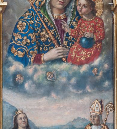 Zdjęcie nr 7: Ołtarz architektoniczny, jednokondygnacyjny, jednoosiowy, z bramkami i zwieńczeniem. Ołtarz kamienny, sarkofagowy, wklęsło-wypukły, na cokole. Mensa kamienna, o brzegu w formie profilowanego gzymsu. Tabernakulum drewniane, obite blachą, w postaci prostopadłościennej skrzynki, z wypukłą ścianką frontową, flankowane parą drewnianych kolumienek o kapitelach kompozytowych, na cokołach. Drzwiczki w formie kwadratu zamkniętego łukiem półkolistym, ujęte ramą z odlewaną dekoracją roślinną, w polu aplikowane, odlewane przedstawienie kielicha eucharystycznego w glorii promienistej na obłoku, z kłosami zbóż po bokach. Na tabernakulum osadzony tron wystawienia w formie prostopadłościanu, z wypukłą ścianką frontową oraz obrotową niszą ujętą profilowaną ramą, flankowany parą kolumienek o kapitelach kompozytowych, dźwigających imposty oraz przerwane w partii architrawu i fryzu belkowanie opasujące go z trzech stron. Na osi podpór przerwany, segmentowy przyczółek, ustawiony pod kątem. Na belkowaniu figurka Baranka Apokaliptycznego, leżącego na księdze na tle glorii promienistej. 
Retabulum na dwustrefowym cokole, w górnej partii zryzalitowanym przy brzegach, ujęte parą zwielokrotnionych pilastrów oraz stojącą przed nimi parą kolumn o kapitelach kompozytowych, ustawionych pod katem względem lica. Podpory dźwigają pełne belkowanie, wyłamane na ich osi, przerwane nad polem środkowym; na linii kolumn przerwany półokrągły przyczółek. W polu zwieńczenia gloria promienista z rzeźbioną gołębicą Ducha Świętego w otoczeniu obłoków i uskrzydlonych główek anielskich. W polu środkowym nisza w formie stojącego prostokąta zamkniętego łukiem segmentowym, w profilowanej ramie, z obrazem Matki Boskiej z Dzieciątkiem w aediculi. Bramki z przejściami w formie wydłużonego, stojącego prostokąta o wklęsłych górnych narożach, zamknięte dwoma spływami wolutowymi stanowiącymi podstawę dla cokołów na figury św. Piotra i św. Pawła. 
Cokoły kolumn dekorowane akantem. W polu środkowym, nad niszą para puttów podtrzymujących koronę; ramę flankują rocaillowe zwisy; u jej spodu palmety i rozety. Na brzegach belkowania wazony dekorowane plecionką i liśćmi. Kondygnacja ujęta uszami utworzonymi z wolut i liści palmowych. Spód cokołu wieńczącego bramki dekorowany muszlą; woluty zdobione kampanulami.
 Struktura polichromowana w kolorze szaro-niebieskim; kolumny, ramy, gloria, profile i ornamentyka złocone; obłoki srebrzone.
