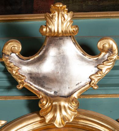 Zdjęcie nr 11: Ołtarz architektoniczny, jednokondygnacyjny, jednoosiowy, ze zwieńczeniem. Ołtarz sarkofagowy, z drewnianą mensą. Retabulum osadzone na wysokim, zdwojonym cokole o skośnie zryzalitowanych bokach. Część środkową ujmują zwielokrotnione pilastry oraz para kolumn. Podpory wspierają wyłamujące się ponad nimi belkowanie przerwane w partii architrawu i fryzu. Zwieńczenie ujęte parą spływów wolutowych, zamknięte fragmentem gzymsu w kształcie półkolistego łuku nadwieszonego, po bokach flankowane przerwanym, wolutowym przyczółkiem. Pola cokołów retabulum wypełnione stylizowaną ornamentyką roślinną, pośrodku płaskorzeźbiona scena Zwiastowania ujęta wąską, złoconą ramką. Kapitele kolumn i pilastrów zdobione motywami rozetek. Pośrodku belkowania kartusz o fantazyjnym wykroju. Szczyt zwieńczenia w formie promienistej glorii z ujętym wieńcem obłoków trójkątem w monogramem maryjnym. Na przerwanym przyczółku para aniołków. Pole części środkowej w kształcie stojącego prostokąta zamkniętego półkolistym łukiem nadwieszonym. W środku przedstawienie św. Antoniego Padewskiego, na zasuwie św. Józef. W polu zwieńczenia obraz w kształcie trapezu o wklęsłych ramionach i ściętych dolnych narożach, zamkniętego półkolistym łukiem nadwieszonym, ujęty profilowaną, złoconą ramą, z wizerunkiem św. Jana Kantego. Po bokach retabulum, na przymocowanych do ścian kościoła konsolach para rzeźb, po prawej stronie św. Jan Nepomucen, po lewej św. Stanisław Kostka. 
Struktura retabulum w kolorze niebiskim, płycina antepedium w  odcieniu łososiowym, detal architektoniczny i ornamentyka złocone i srebrzone.   
