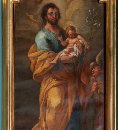 Zdjęcie nr 1: Ołtarz architektoniczny, jednokondygnacyjny, jednoosiowy, ze zwieńczeniem. Ołtarz sarkofagowy, z drewnianą mensą. Retabulum osadzone na wysokim, zdwojonym cokole o skośnie zryzalitowanych bokach. Część środkową ujmują zwielokrotnione pilastry oraz para kolumn. Podpory wspierają wyłamujące się ponad nimi belkowanie przerwane w partii architrawu i fryzu. Zwieńczenie ujęte parą spływów wolutowych, zamknięte fragmentem gzymsu w kształcie półkolistego łuku nadwieszonego, po bokach flankowane przerwanym, wolutowym przyczółkiem. Pola cokołów retabulum wypełnione stylizowaną ornamentyką roślinną, pośrodku płaskorzeźbiona scena Zwiastowania ujęta wąską, złoconą ramką. Kapitele kolumn i pilastrów zdobione motywami rozetek. Pośrodku belkowania kartusz o fantazyjnym wykroju. Szczyt zwieńczenia w formie promienistej glorii z ujętym wieńcem obłoków trójkątem w monogramem maryjnym. Na przerwanym przyczółku para aniołków. Pole części środkowej w kształcie stojącego prostokąta zamkniętego półkolistym łukiem nadwieszonym. W środku przedstawienie św. Antoniego Padewskiego, na zasuwie św. Józef. W polu zwieńczenia obraz w kształcie trapezu o wklęsłych ramionach i ściętych dolnych narożach, zamkniętego półkolistym łukiem nadwieszonym, ujęty profilowaną, złoconą ramą, z wizerunkiem św. Jana Kantego. Po bokach retabulum, na przymocowanych do ścian kościoła konsolach para rzeźb, po prawej stronie św. Jan Nepomucen, po lewej św. Stanisław Kostka. 
Struktura retabulum w kolorze niebiskim, płycina antepedium w  odcieniu łososiowym, detal architektoniczny i ornamentyka złocone i srebrzone.   
