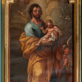 Zdjęcie nr 1: Ołtarz architektoniczny, jednokondygnacyjny, jednoosiowy, ze zwieńczeniem. Ołtarz sarkofagowy, z drewnianą mensą. Retabulum osadzone na wysokim, zdwojonym cokole o skośnie zryzalitowanych bokach. Część środkową ujmują zwielokrotnione pilastry oraz para kolumn. Podpory wspierają wyłamujące się ponad nimi belkowanie przerwane w partii architrawu i fryzu. Zwieńczenie ujęte parą spływów wolutowych, zamknięte fragmentem gzymsu w kształcie półkolistego łuku nadwieszonego, po bokach flankowane przerwanym, wolutowym przyczółkiem. Pola cokołów retabulum wypełnione stylizowaną ornamentyką roślinną, pośrodku płaskorzeźbiona scena Zwiastowania ujęta wąską, złoconą ramką. Kapitele kolumn i pilastrów zdobione motywami rozetek. Pośrodku belkowania kartusz o fantazyjnym wykroju. Szczyt zwieńczenia w formie promienistej glorii z ujętym wieńcem obłoków trójkątem w monogramem maryjnym. Na przerwanym przyczółku para aniołków. Pole części środkowej w kształcie stojącego prostokąta zamkniętego półkolistym łukiem nadwieszonym. W środku przedstawienie św. Antoniego Padewskiego, na zasuwie św. Józef. W polu zwieńczenia obraz w kształcie trapezu o wklęsłych ramionach i ściętych dolnych narożach, zamkniętego półkolistym łukiem nadwieszonym, ujęty profilowaną, złoconą ramą, z wizerunkiem św. Jana Kantego. Po bokach retabulum, na przymocowanych do ścian kościoła konsolach para rzeźb, po prawej stronie św. Jan Nepomucen, po lewej św. Stanisław Kostka. 
Struktura retabulum w kolorze niebiskim, płycina antepedium w  odcieniu łososiowym, detal architektoniczny i ornamentyka złocone i srebrzone.   
