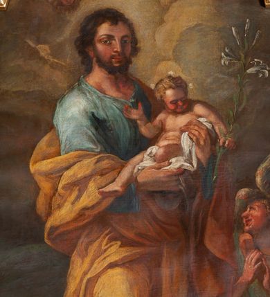 Zdjęcie nr 2: Ołtarz architektoniczny, jednokondygnacyjny, jednoosiowy, ze zwieńczeniem. Ołtarz sarkofagowy, z drewnianą mensą. Retabulum osadzone na wysokim, zdwojonym cokole o skośnie zryzalitowanych bokach. Część środkową ujmują zwielokrotnione pilastry oraz para kolumn. Podpory wspierają wyłamujące się ponad nimi belkowanie przerwane w partii architrawu i fryzu. Zwieńczenie ujęte parą spływów wolutowych, zamknięte fragmentem gzymsu w kształcie półkolistego łuku nadwieszonego, po bokach flankowane przerwanym, wolutowym przyczółkiem. Pola cokołów retabulum wypełnione stylizowaną ornamentyką roślinną, pośrodku płaskorzeźbiona scena Zwiastowania ujęta wąską, złoconą ramką. Kapitele kolumn i pilastrów zdobione motywami rozetek. Pośrodku belkowania kartusz o fantazyjnym wykroju. Szczyt zwieńczenia w formie promienistej glorii z ujętym wieńcem obłoków trójkątem w monogramem maryjnym. Na przerwanym przyczółku para aniołków. Pole części środkowej w kształcie stojącego prostokąta zamkniętego półkolistym łukiem nadwieszonym. W środku przedstawienie św. Antoniego Padewskiego, na zasuwie św. Józef. W polu zwieńczenia obraz w kształcie trapezu o wklęsłych ramionach i ściętych dolnych narożach, zamkniętego półkolistym łukiem nadwieszonym, ujęty profilowaną, złoconą ramą, z wizerunkiem św. Jana Kantego. Po bokach retabulum, na przymocowanych do ścian kościoła konsolach para rzeźb, po prawej stronie św. Jan Nepomucen, po lewej św. Stanisław Kostka. 
Struktura retabulum w kolorze niebiskim, płycina antepedium w  odcieniu łososiowym, detal architektoniczny i ornamentyka złocone i srebrzone.   
