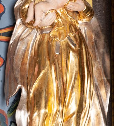 Zdjęcie nr 17: Ołtarz architektoniczny, jednokondygnacyjny, jednoosiowy, ze zwieńczeniem. Ołtarz sarkofagowy, z drewnianą mensą. Retabulum osadzone na wysokim, zdwojonym cokole o skośnie zryzalitowanych bokach. Część środkową ujmują zwielokrotnione pilastry oraz para kolumn. Podpory wspierają wyłamujące się ponad nimi belkowanie przerwane w partii architrawu i fryzu. Zwieńczenie ujęte parą spływów wolutowych, zamknięte fragmentem gzymsu w kształcie półkolistego łuku nadwieszonego, po bokach flankowane przerwanym, wolutowym przyczółkiem. Pola cokołów retabulum wypełnione stylizowaną ornamentyką roślinną, pośrodku płaskorzeźbiona scena Zwiastowania ujęta wąską, złoconą ramką. Kapitele kolumn i pilastrów zdobione motywami rozetek. Pośrodku belkowania kartusz o fantazyjnym wykroju. Szczyt zwieńczenia w formie promienistej glorii z ujętym wieńcem obłoków trójkątem w monogramem maryjnym. Na przerwanym przyczółku para aniołków. Pole części środkowej w kształcie stojącego prostokąta zamkniętego półkolistym łukiem nadwieszonym. W środku przedstawienie św. Antoniego Padewskiego, na zasuwie św. Józef. W polu zwieńczenia obraz w kształcie trapezu o wklęsłych ramionach i ściętych dolnych narożach, zamkniętego półkolistym łukiem nadwieszonym, ujęty profilowaną, złoconą ramą, z wizerunkiem św. Jana Kantego. Po bokach retabulum, na przymocowanych do ścian kościoła konsolach para rzeźb, po prawej stronie św. Jan Nepomucen, po lewej św. Stanisław Kostka. 
Struktura retabulum w kolorze niebiskim, płycina antepedium w  odcieniu łososiowym, detal architektoniczny i ornamentyka złocone i srebrzone.   
