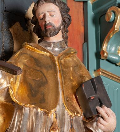 Zdjęcie nr 16: Ołtarz architektoniczny, jednokondygnacyjny, jednoosiowy, ze zwieńczeniem. Ołtarz sarkofagowy, z drewnianą mensą. Retabulum osadzone na wysokim, zdwojonym cokole o skośnie zryzalitowanych bokach. Część środkową ujmują zwielokrotnione pilastry oraz para kolumn. Podpory wspierają wyłamujące się ponad nimi belkowanie przerwane w partii architrawu i fryzu. Zwieńczenie ujęte parą spływów wolutowych, zamknięte fragmentem gzymsu w kształcie półkolistego łuku nadwieszonego, po bokach flankowane przerwanym, wolutowym przyczółkiem. Pola cokołów retabulum wypełnione stylizowaną ornamentyką roślinną, pośrodku płaskorzeźbiona scena Zwiastowania ujęta wąską, złoconą ramką. Kapitele kolumn i pilastrów zdobione motywami rozetek. Pośrodku belkowania kartusz o fantazyjnym wykroju. Szczyt zwieńczenia w formie promienistej glorii z ujętym wieńcem obłoków trójkątem w monogramem maryjnym. Na przerwanym przyczółku para aniołków. Pole części środkowej w kształcie stojącego prostokąta zamkniętego półkolistym łukiem nadwieszonym. W środku przedstawienie św. Antoniego Padewskiego, na zasuwie św. Józef. W polu zwieńczenia obraz w kształcie trapezu o wklęsłych ramionach i ściętych dolnych narożach, zamkniętego półkolistym łukiem nadwieszonym, ujęty profilowaną, złoconą ramą, z wizerunkiem św. Jana Kantego. Po bokach retabulum, na przymocowanych do ścian kościoła konsolach para rzeźb, po prawej stronie św. Jan Nepomucen, po lewej św. Stanisław Kostka. 
Struktura retabulum w kolorze niebiskim, płycina antepedium w  odcieniu łososiowym, detal architektoniczny i ornamentyka złocone i srebrzone.   
