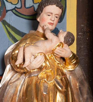 Zdjęcie nr 20: Ołtarz architektoniczny, jednokondygnacyjny, jednoosiowy, ze zwieńczeniem. Ołtarz sarkofagowy, z drewnianą mensą. Retabulum osadzone na wysokim, zdwojonym cokole o skośnie zryzalitowanych bokach. Część środkową ujmują zwielokrotnione pilastry oraz para kolumn. Podpory wspierają wyłamujące się ponad nimi belkowanie przerwane w partii architrawu i fryzu. Zwieńczenie ujęte parą spływów wolutowych, zamknięte fragmentem gzymsu w kształcie półkolistego łuku nadwieszonego, po bokach flankowane przerwanym, wolutowym przyczółkiem. Pola cokołów retabulum wypełnione stylizowaną ornamentyką roślinną, pośrodku płaskorzeźbiona scena Zwiastowania ujęta wąską, złoconą ramką. Kapitele kolumn i pilastrów zdobione motywami rozetek. Pośrodku belkowania kartusz o fantazyjnym wykroju. Szczyt zwieńczenia w formie promienistej glorii z ujętym wieńcem obłoków trójkątem w monogramem maryjnym. Na przerwanym przyczółku para aniołków. Pole części środkowej w kształcie stojącego prostokąta zamkniętego półkolistym łukiem nadwieszonym. W środku przedstawienie św. Antoniego Padewskiego, na zasuwie św. Józef. W polu zwieńczenia obraz w kształcie trapezu o wklęsłych ramionach i ściętych dolnych narożach, zamkniętego półkolistym łukiem nadwieszonym, ujęty profilowaną, złoconą ramą, z wizerunkiem św. Jana Kantego. Po bokach retabulum, na przymocowanych do ścian kościoła konsolach para rzeźb, po prawej stronie św. Jan Nepomucen, po lewej św. Stanisław Kostka. 
Struktura retabulum w kolorze niebiskim, płycina antepedium w  odcieniu łososiowym, detal architektoniczny i ornamentyka złocone i srebrzone.   
