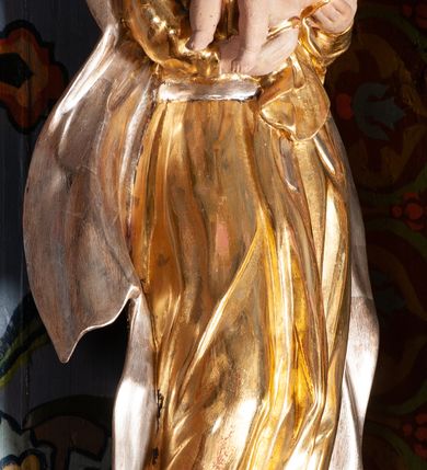 Zdjęcie nr 19: Ołtarz architektoniczny, jednokondygnacyjny, jednoosiowy, ze zwieńczeniem. Ołtarz sarkofagowy, z drewnianą mensą. Retabulum osadzone na wysokim, zdwojonym cokole o skośnie zryzalitowanych bokach. Część środkową ujmują zwielokrotnione pilastry oraz para kolumn. Podpory wspierają wyłamujące się ponad nimi belkowanie przerwane w partii architrawu i fryzu. Zwieńczenie ujęte parą spływów wolutowych, zamknięte fragmentem gzymsu w kształcie półkolistego łuku nadwieszonego, po bokach flankowane przerwanym, wolutowym przyczółkiem. Pola cokołów retabulum wypełnione stylizowaną ornamentyką roślinną, pośrodku płaskorzeźbiona scena Zwiastowania ujęta wąską, złoconą ramką. Kapitele kolumn i pilastrów zdobione motywami rozetek. Pośrodku belkowania kartusz o fantazyjnym wykroju. Szczyt zwieńczenia w formie promienistej glorii z ujętym wieńcem obłoków trójkątem w monogramem maryjnym. Na przerwanym przyczółku para aniołków. Pole części środkowej w kształcie stojącego prostokąta zamkniętego półkolistym łukiem nadwieszonym. W środku przedstawienie św. Antoniego Padewskiego, na zasuwie św. Józef. W polu zwieńczenia obraz w kształcie trapezu o wklęsłych ramionach i ściętych dolnych narożach, zamkniętego półkolistym łukiem nadwieszonym, ujęty profilowaną, złoconą ramą, z wizerunkiem św. Jana Kantego. Po bokach retabulum, na przymocowanych do ścian kościoła konsolach para rzeźb, po prawej stronie św. Jan Nepomucen, po lewej św. Stanisław Kostka. 
Struktura retabulum w kolorze niebiskim, płycina antepedium w  odcieniu łososiowym, detal architektoniczny i ornamentyka złocone i srebrzone.   
